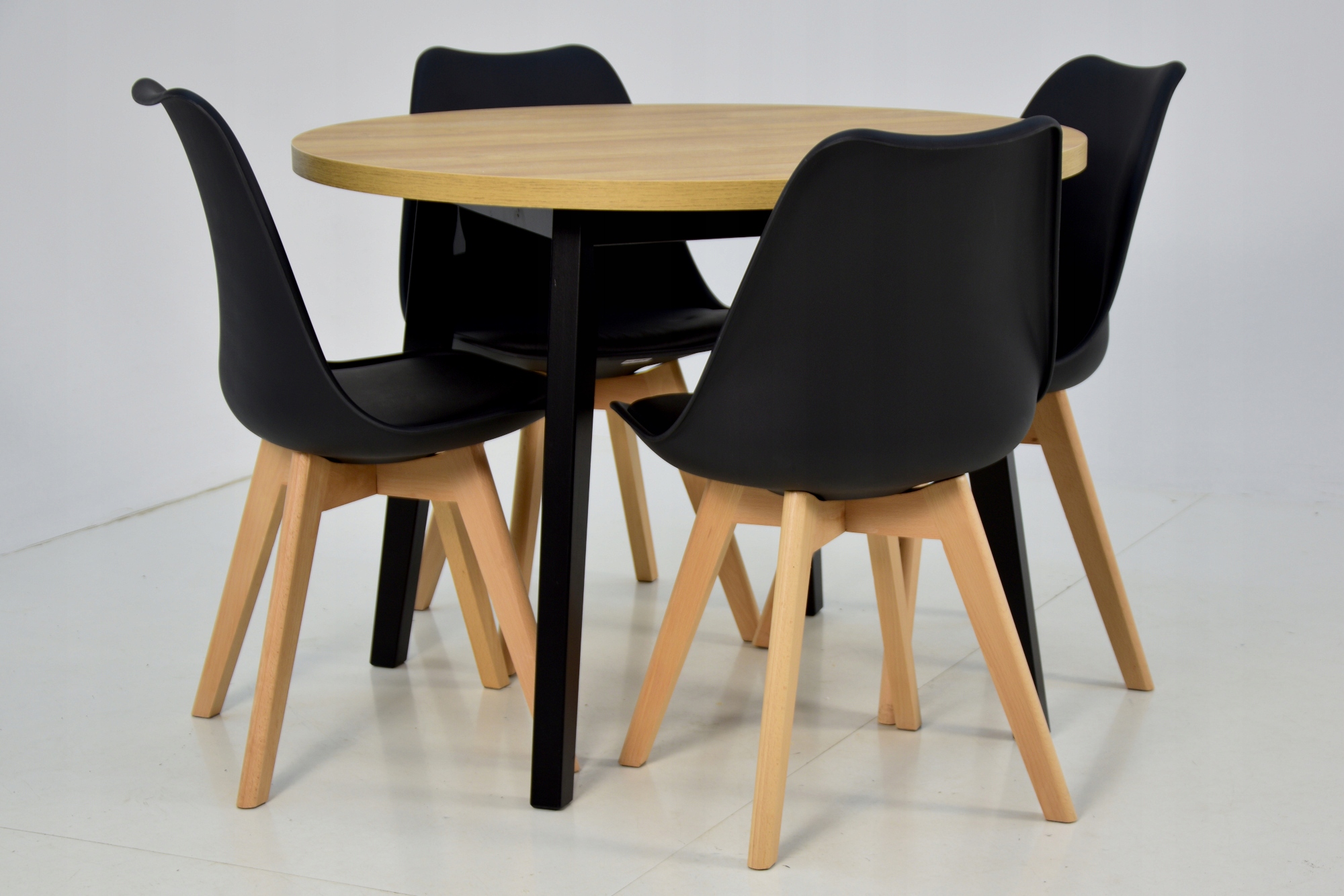 4 скандинавских стула + круглый стол 100 см. Ширина стола 100 см.