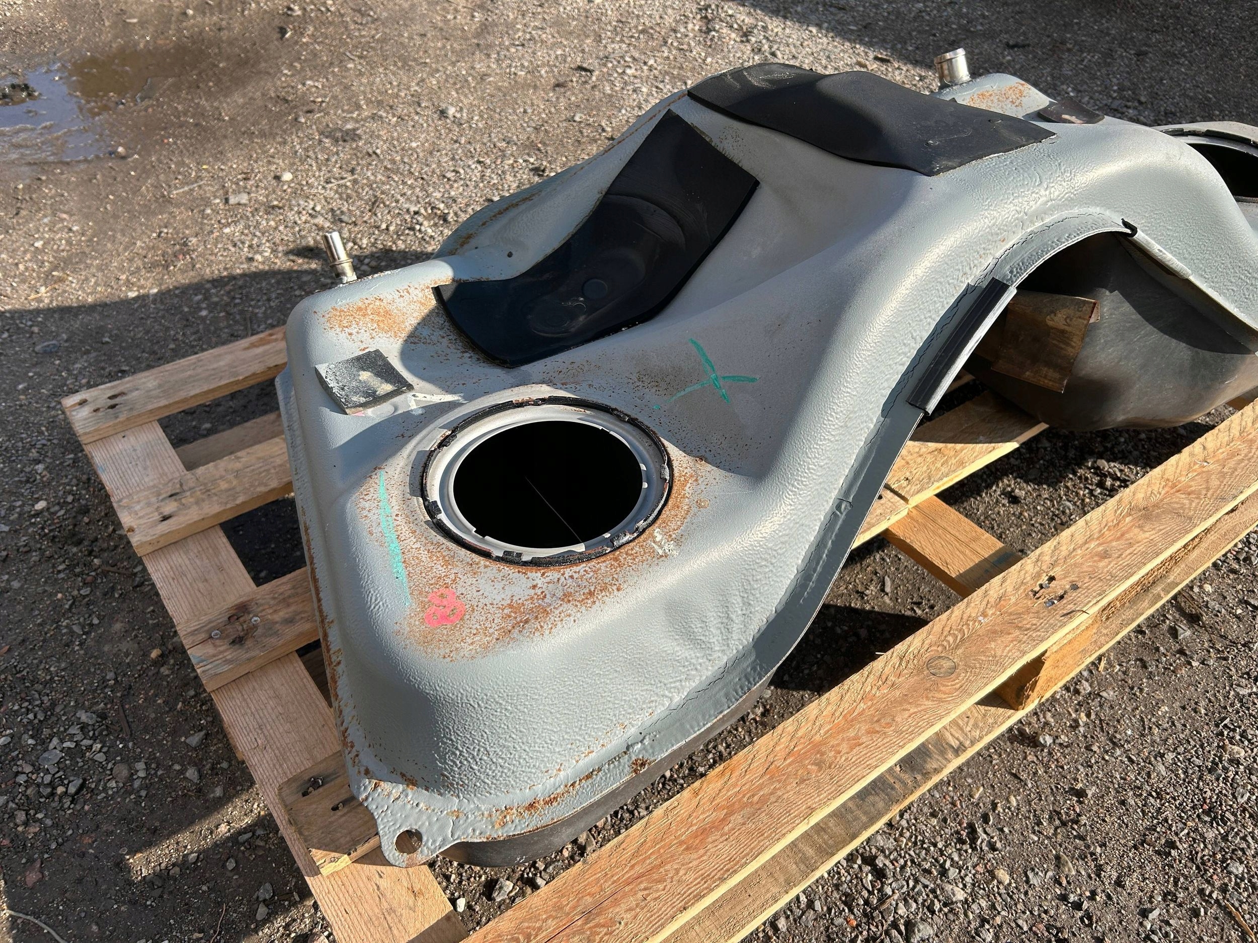 spremnik rezervoar goriva Ford Mustang V 2005