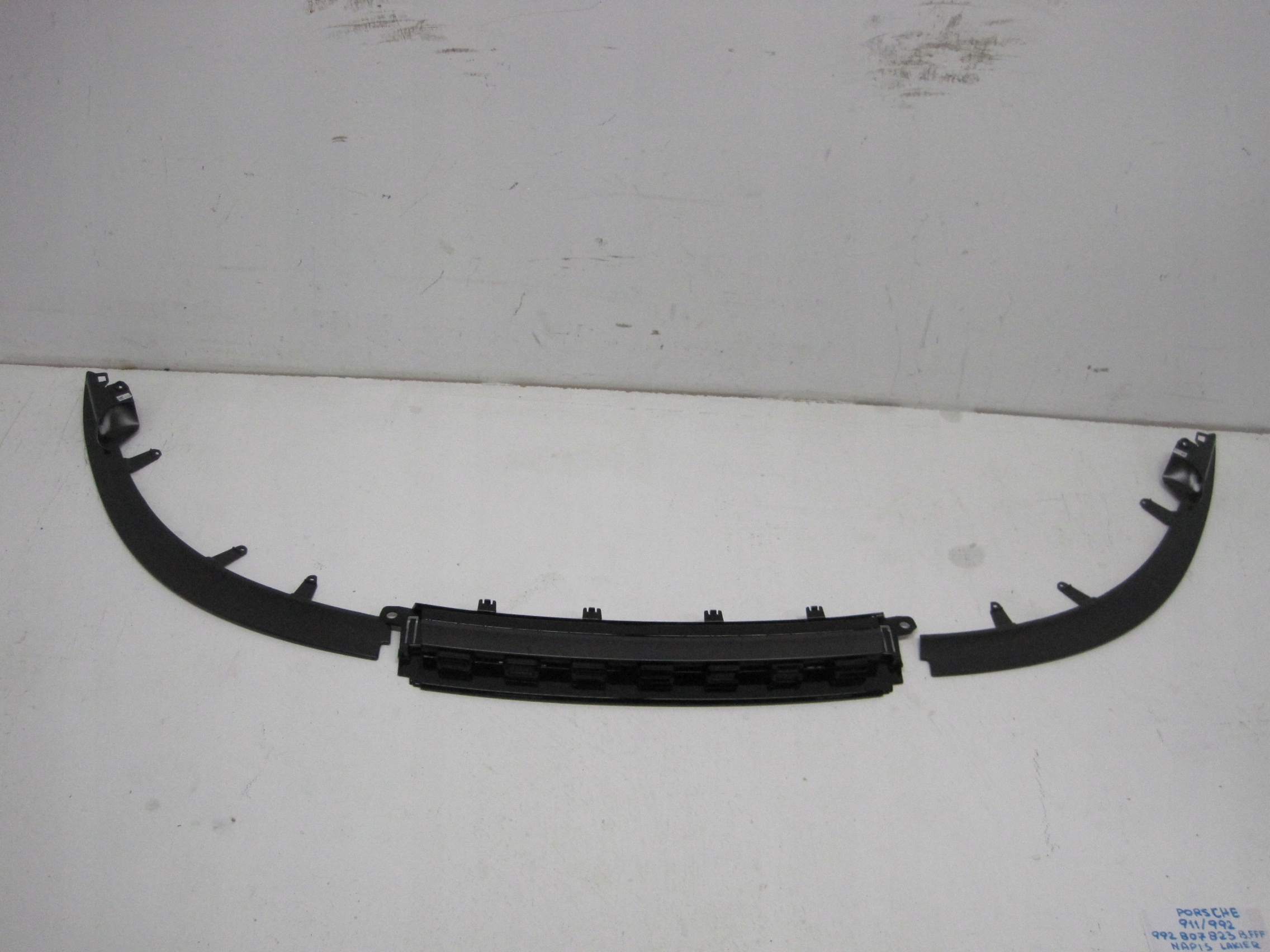 cap moulding bonnet LOGO PORSCHE CARRERA 992807823B