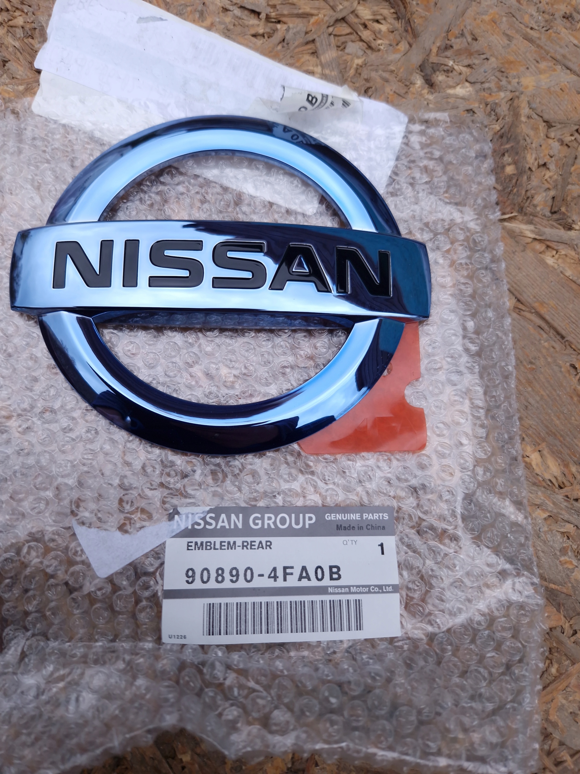 Emblemat tył Nissan NV -200 90890-4FA0B nowy giełda Poznań