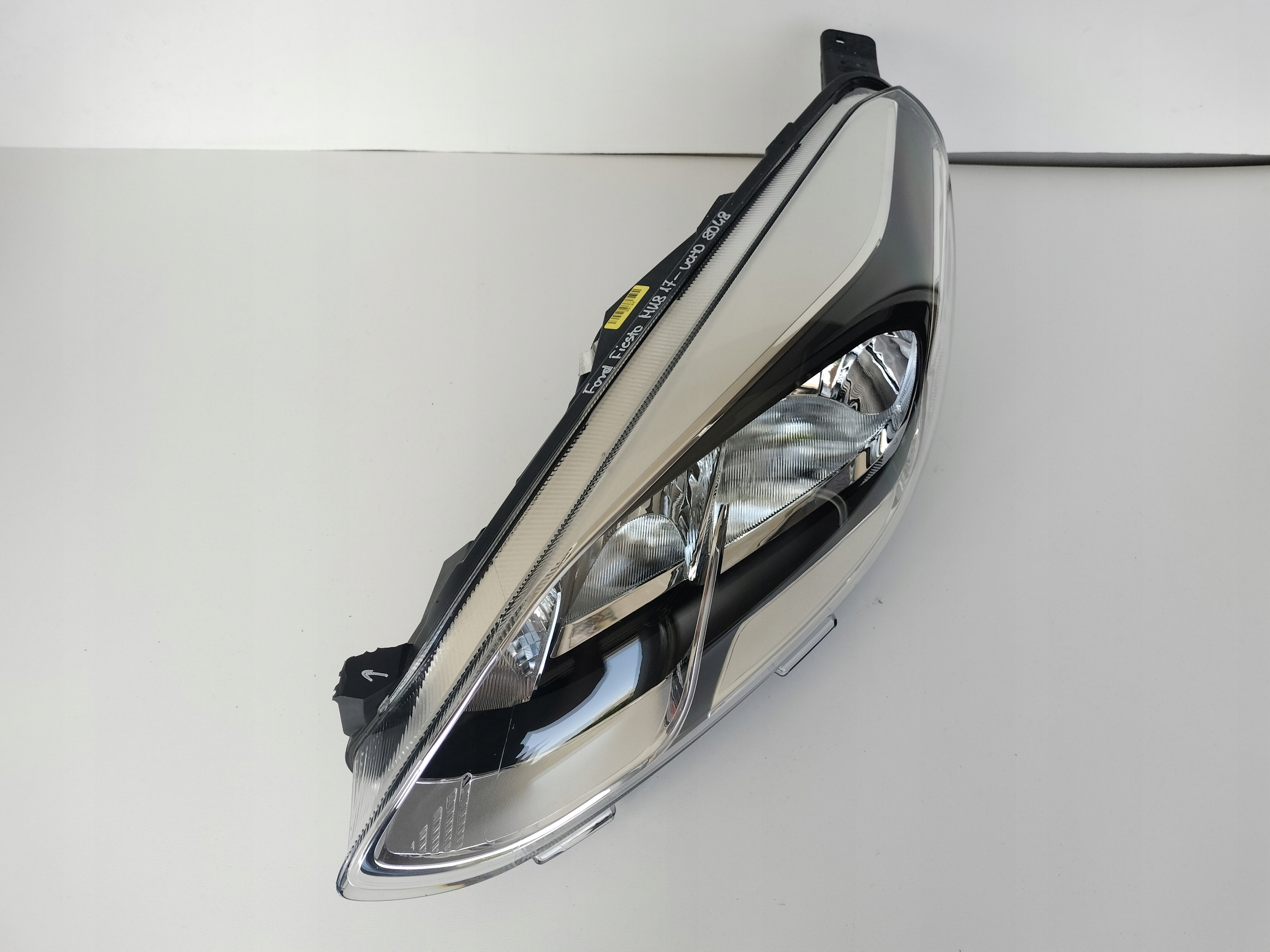 light left REFLEKTOR FORD FIESTA MK8 17