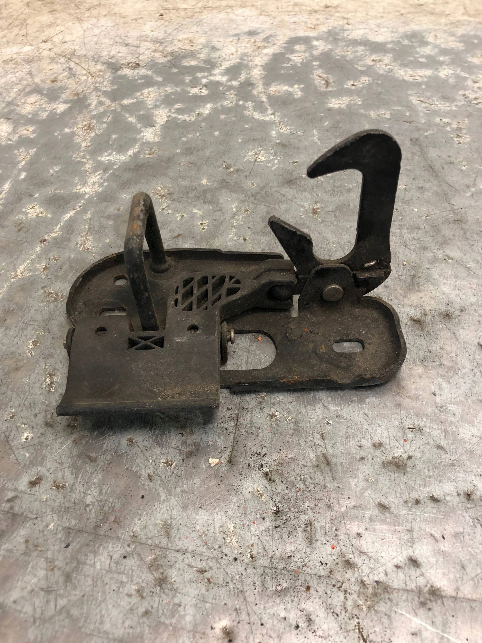 lock RYGIEL bonnets VW TOURAN and 1T0823480A