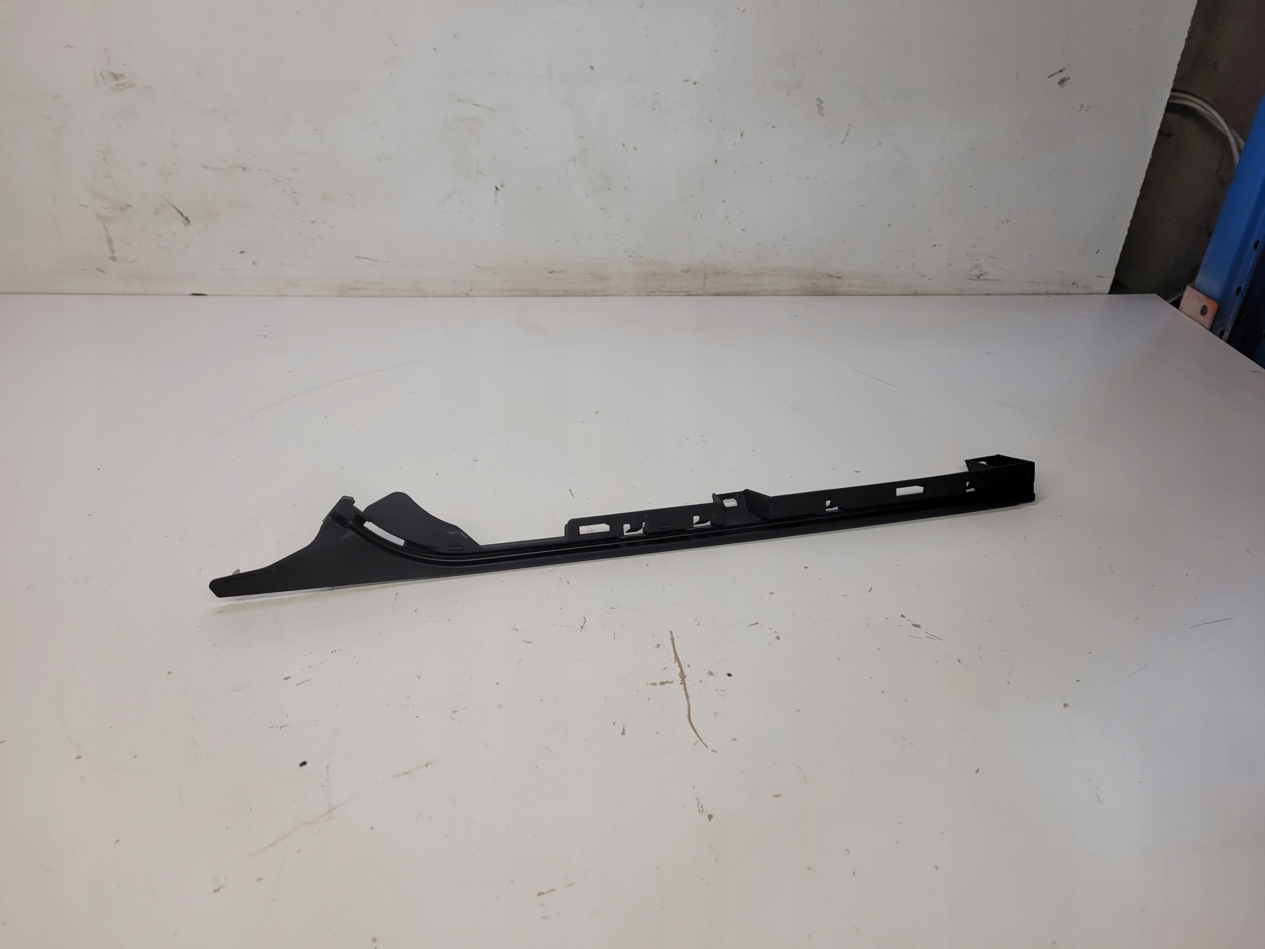 PROWADNICA ROLETY hinten AUDI A8 D4 4H4864306
