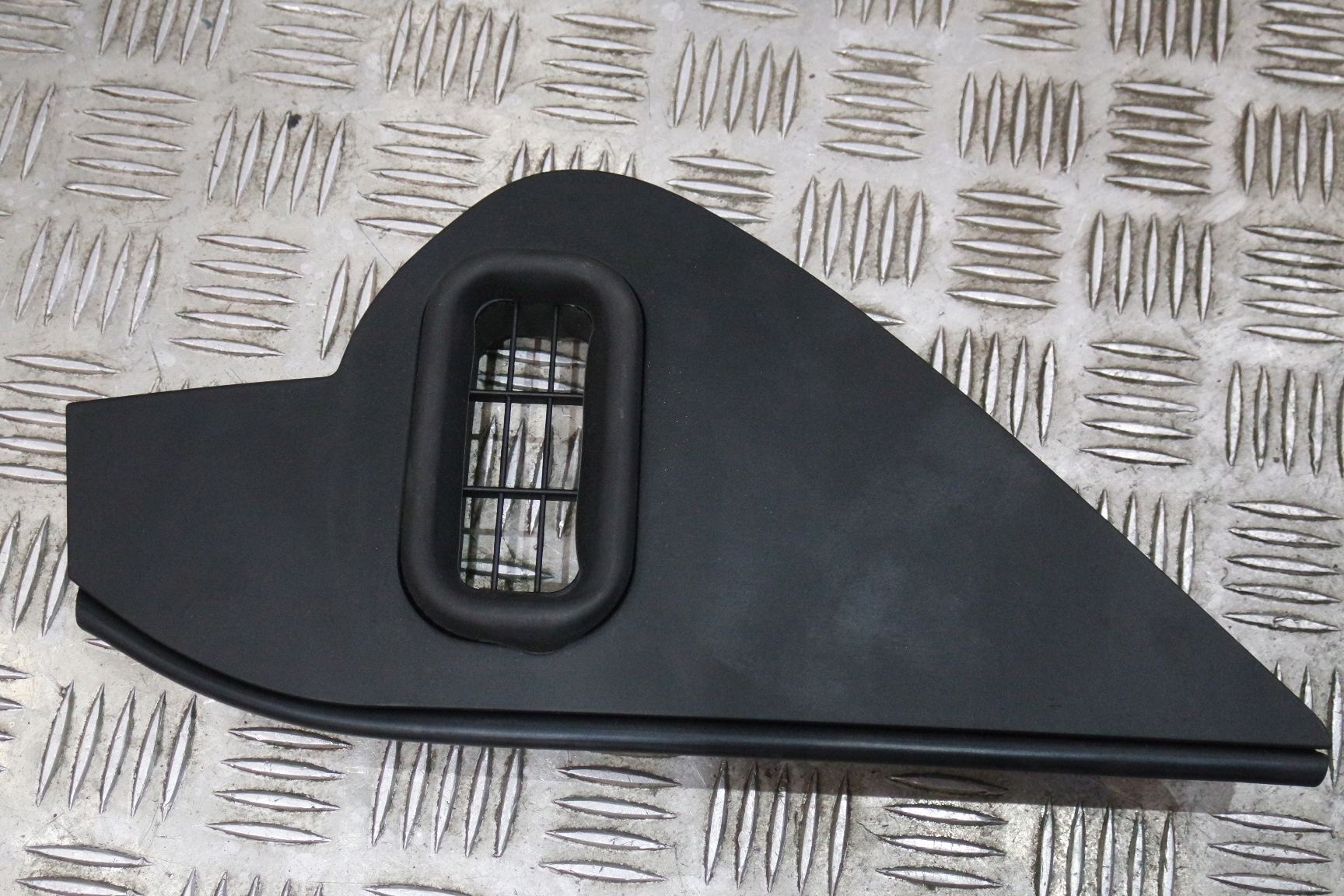 КРИШКА ПЛАСТИК КОНСОЛІ MASERATI 670010230