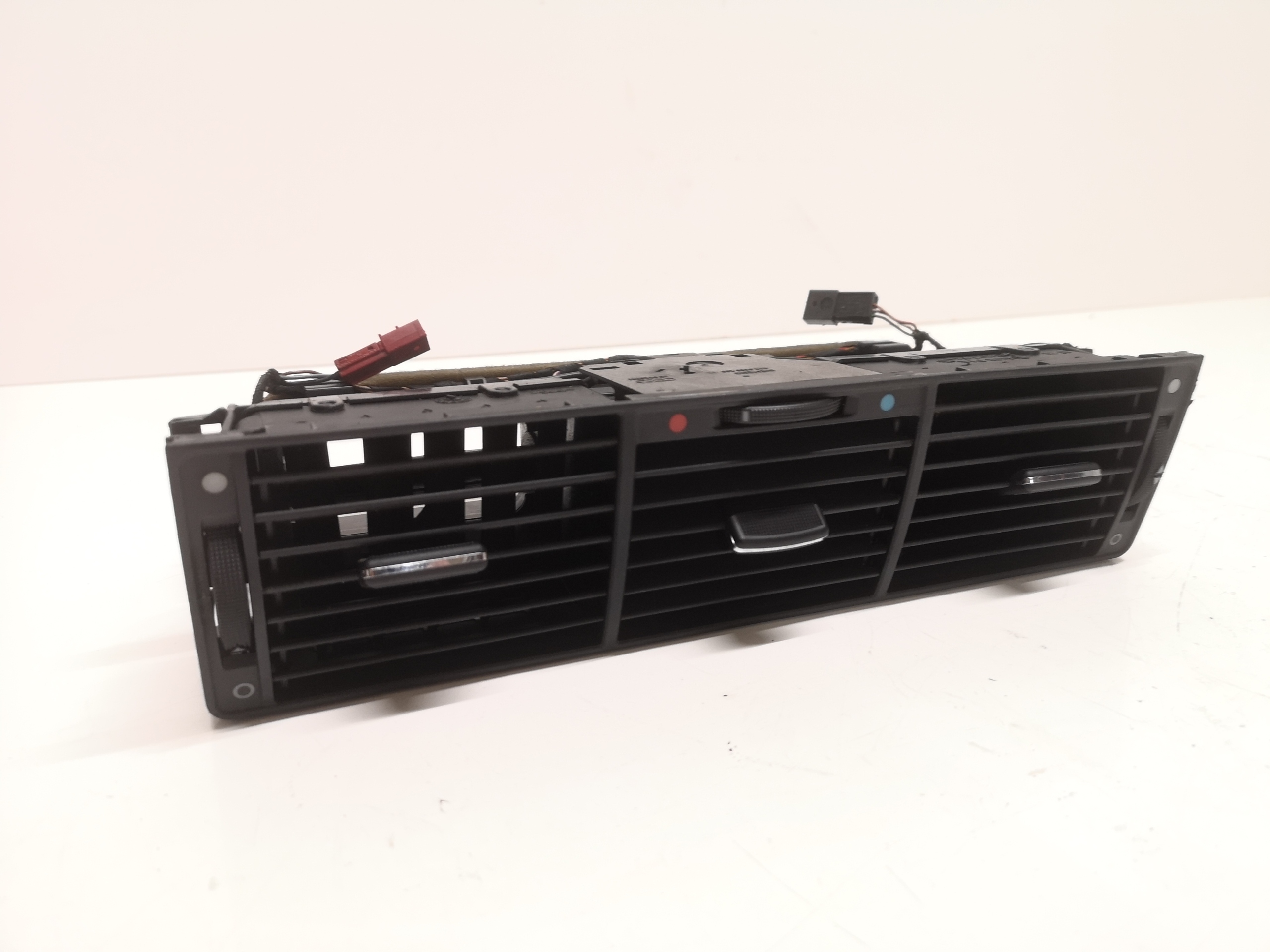 AUDI A8 D2 KRATKA NAWIEWU ŚRODKOWA 4D0820951