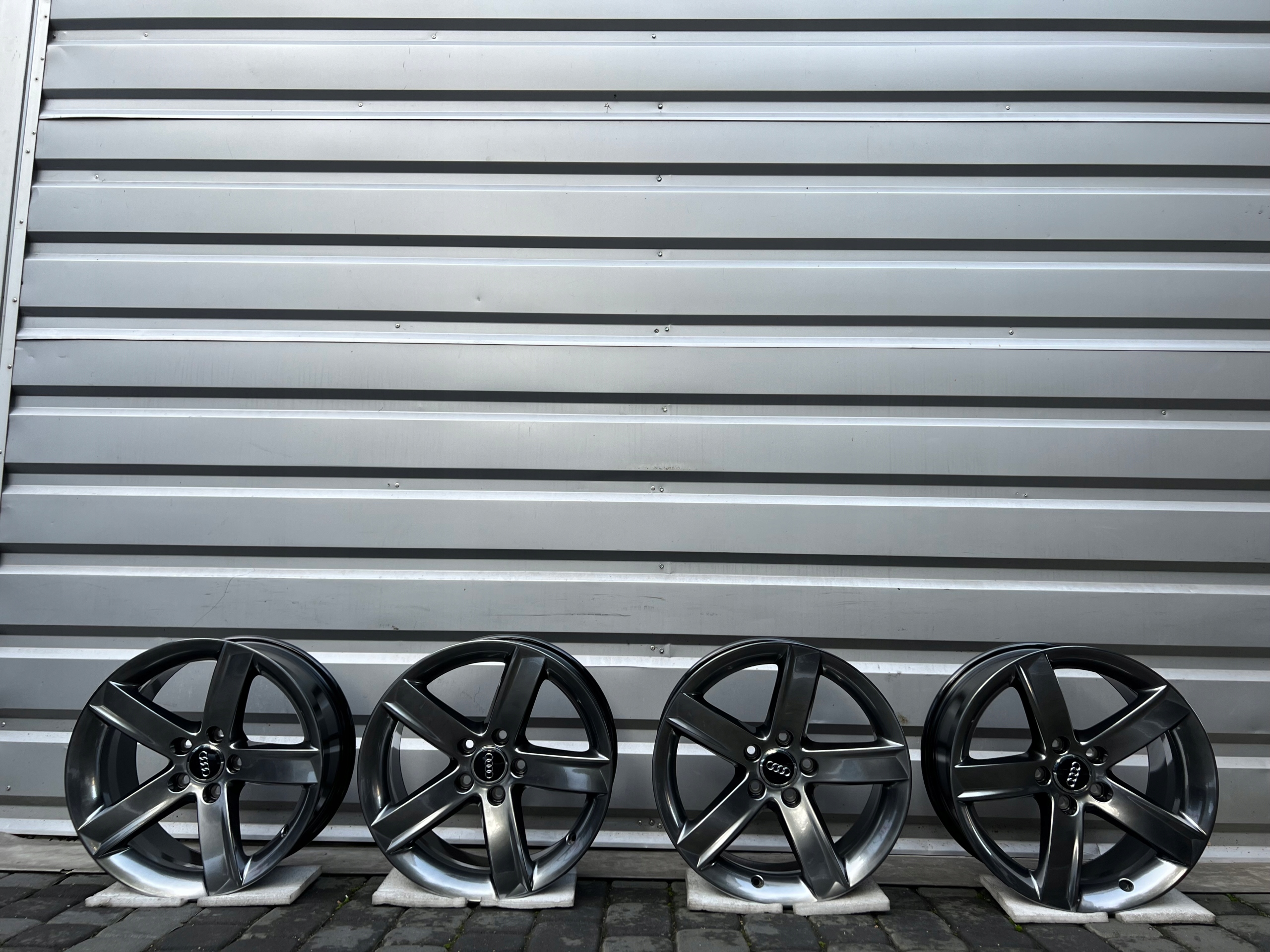 NOWE Oryginalne Felgi Audi 17 A3 A4 A6 A8 Q3 Q5 TT Producent felg Audi OE