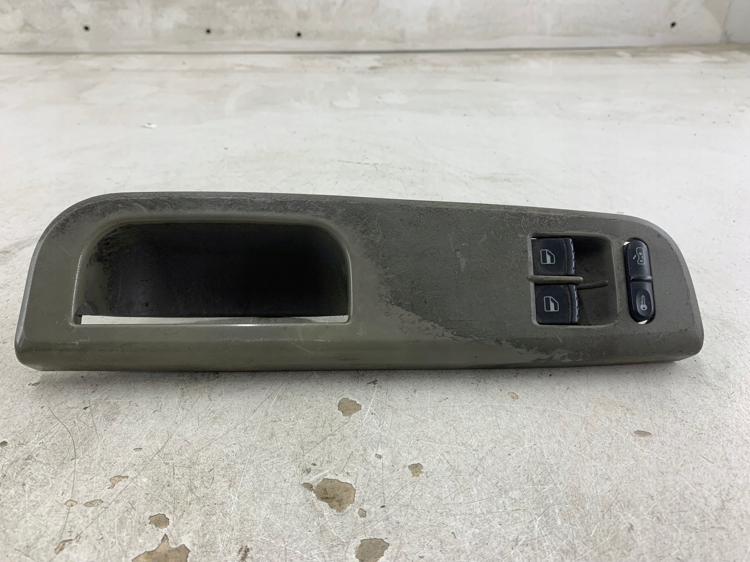 SKODA FABIA a VW GOLF IV PANEL okna levý předek 1J3959857