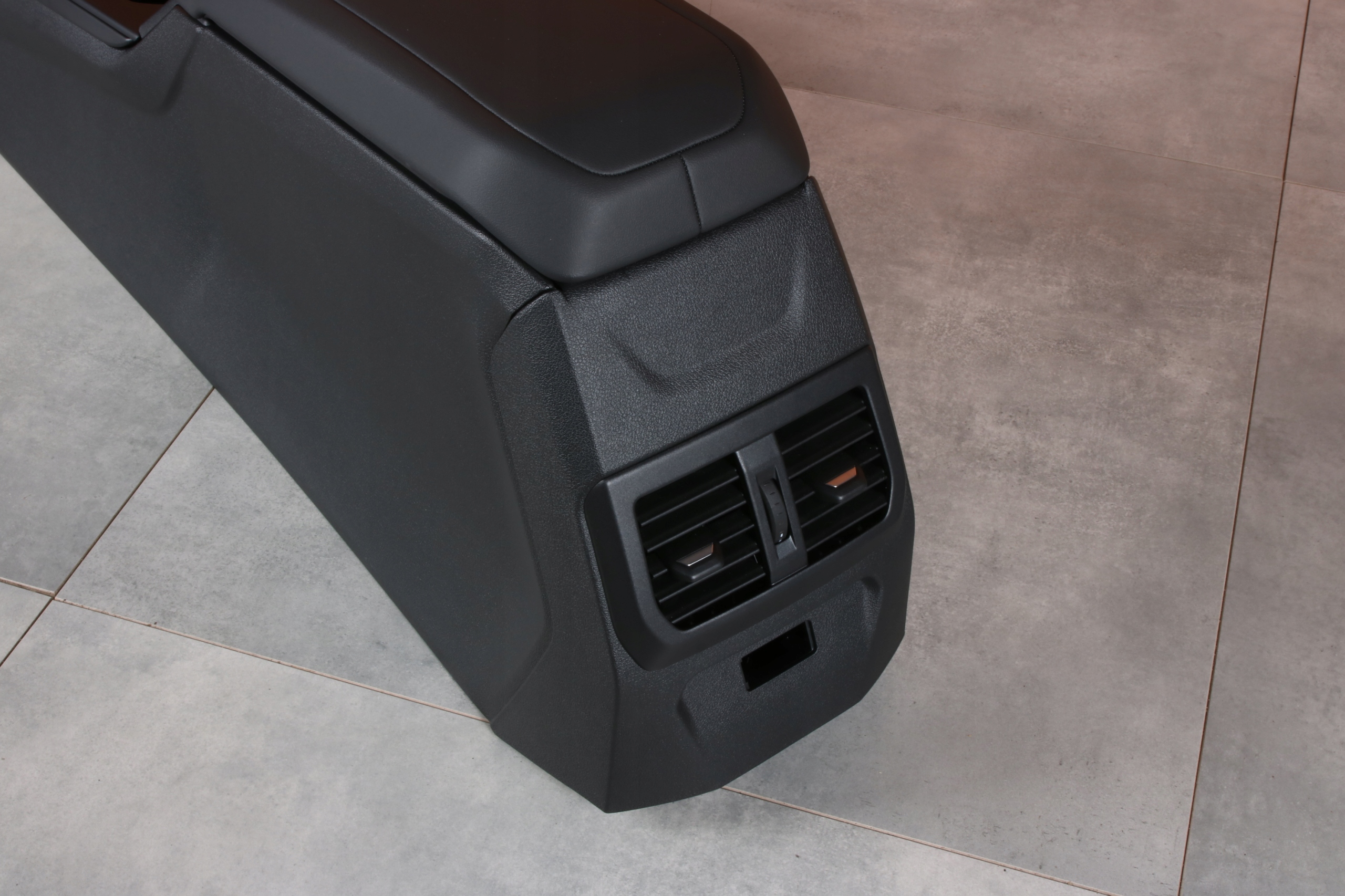 BMW 1' F70 2' F74 TUNEL central armrest black