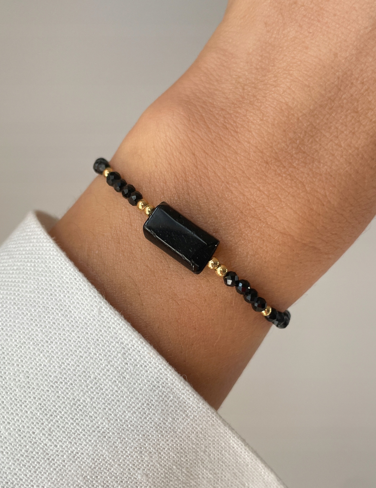 Náramek na nitě s černým turmalínem – ochrana