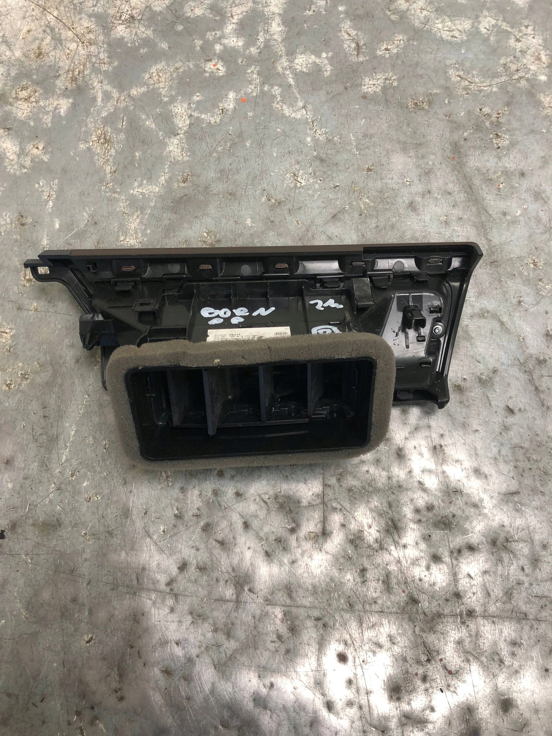 grid air conditioning devices right front CUPRA BORN 10F819204