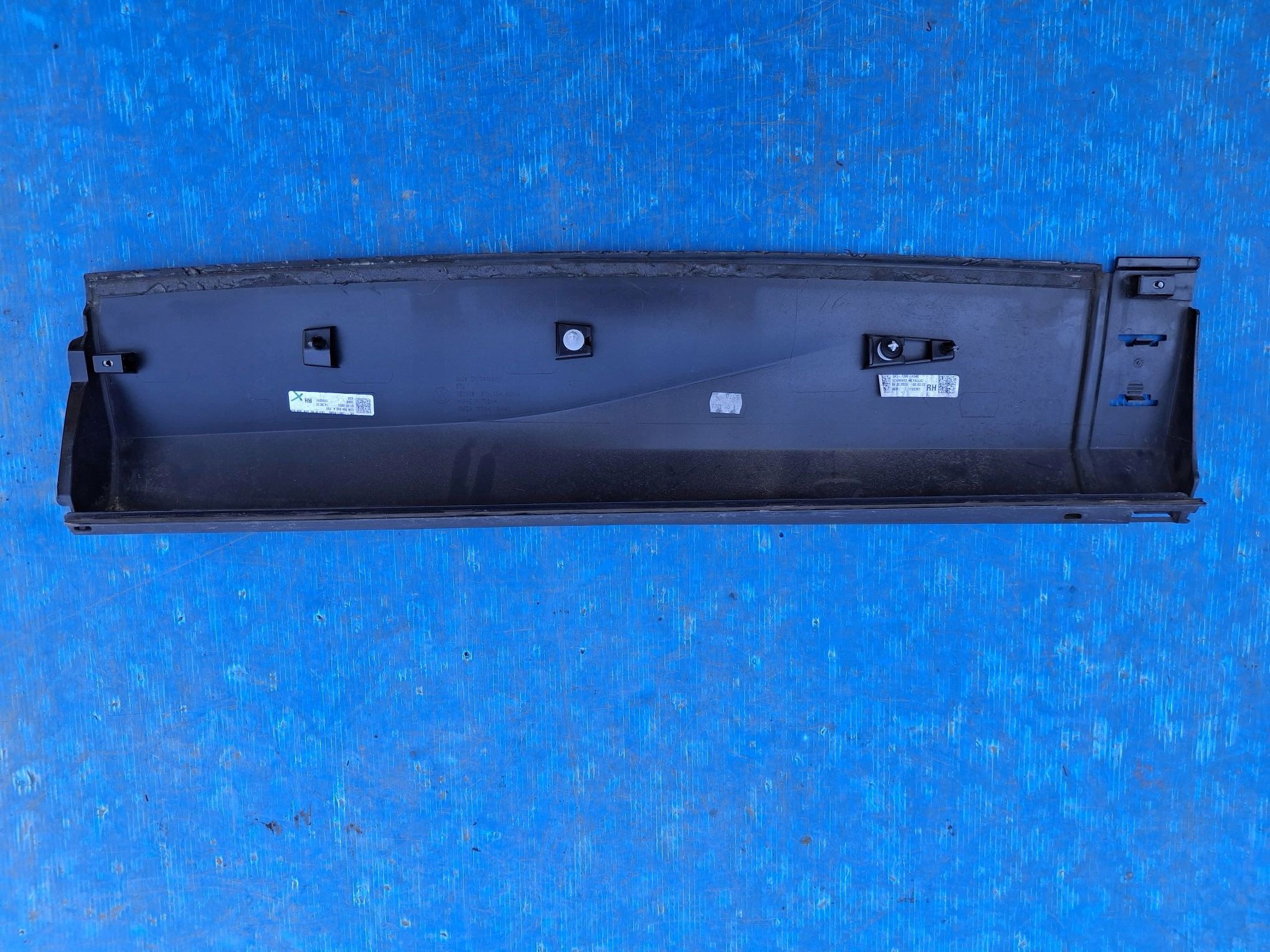 moulding for door right rear. VW TAYRON 2024R->