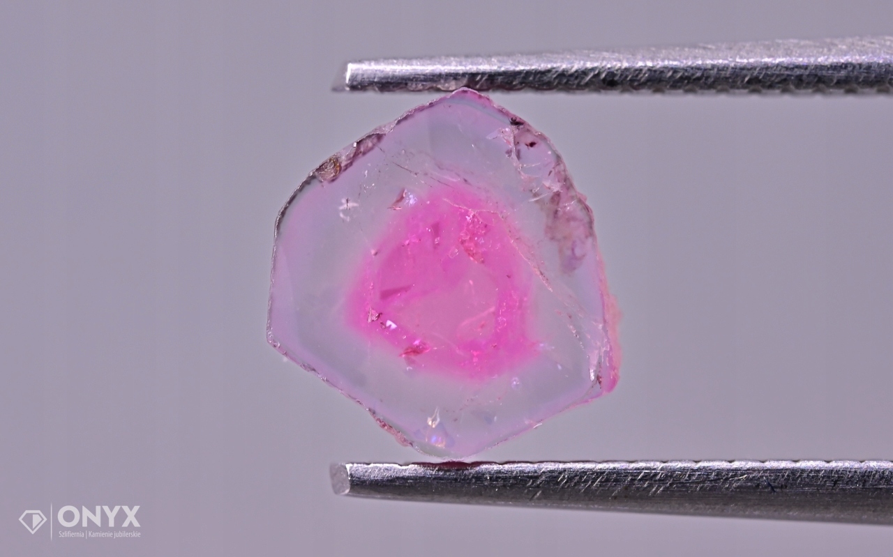 Turmalín deska nepravidelná 6,5x6,5 mm