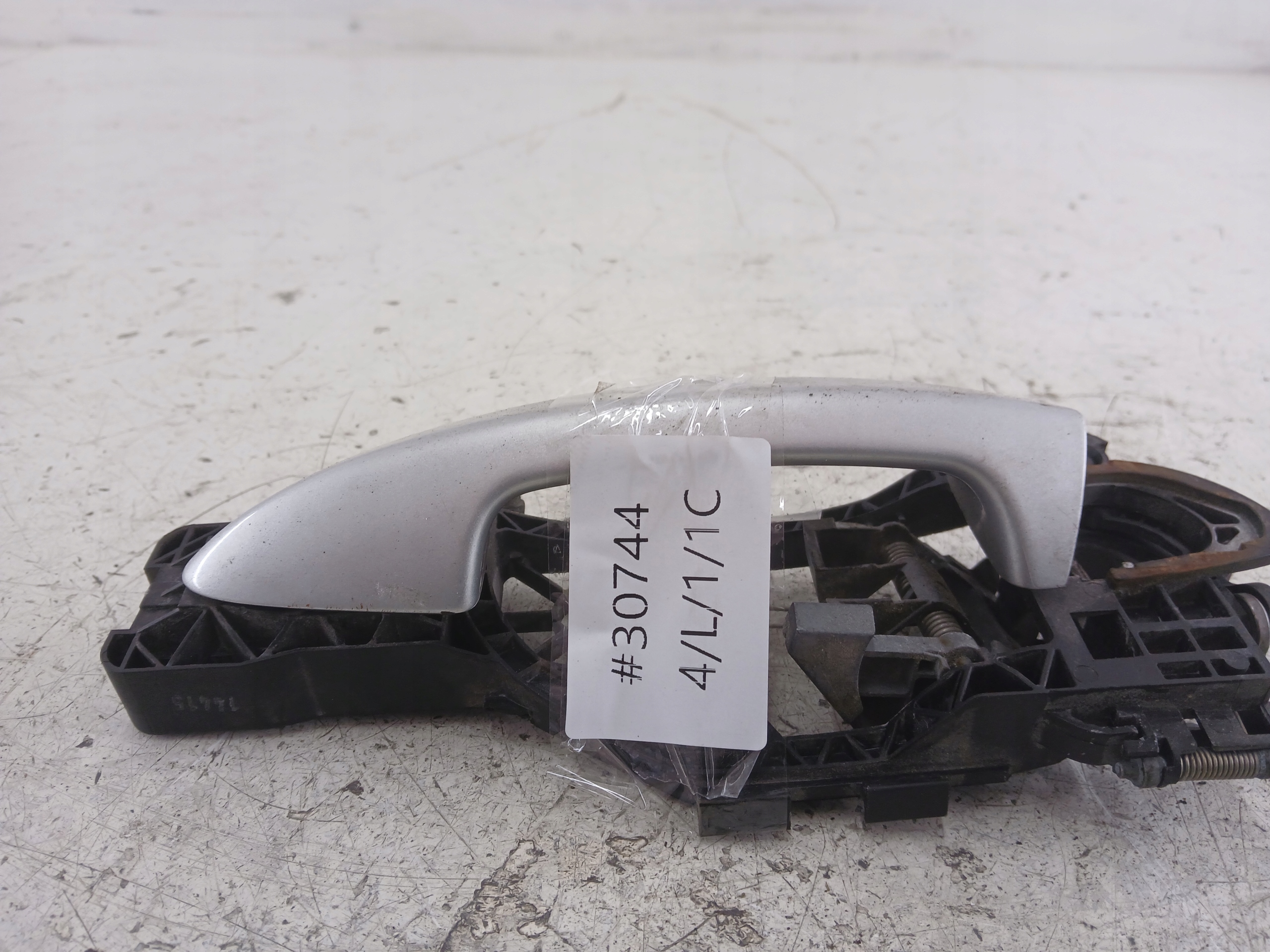 VW PASSAT B6 handle exterior right front SREBRNA