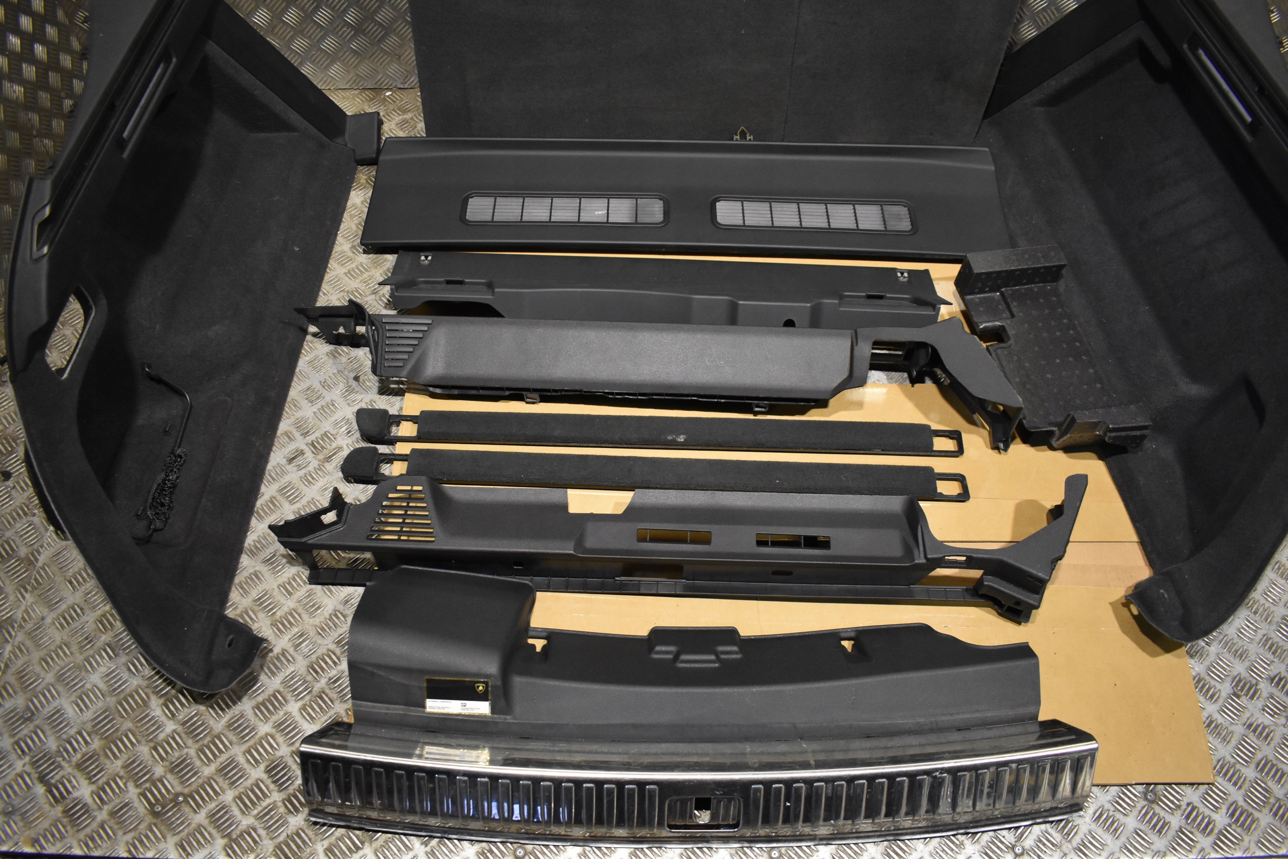IDEALNY complete boot LAMBORGHINI URUS 1