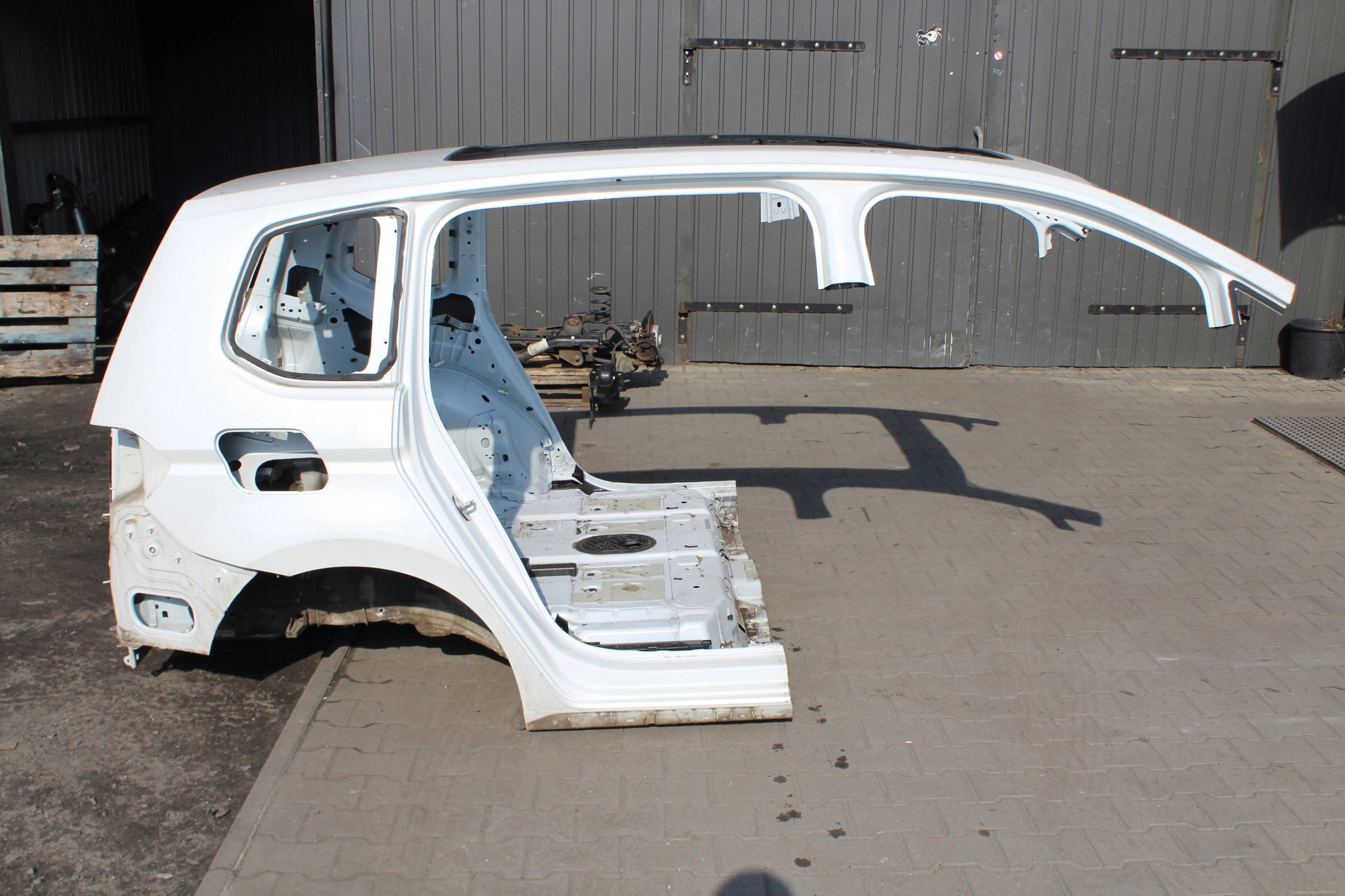 VW Touran 5TA ćwiartka dupa tył dach