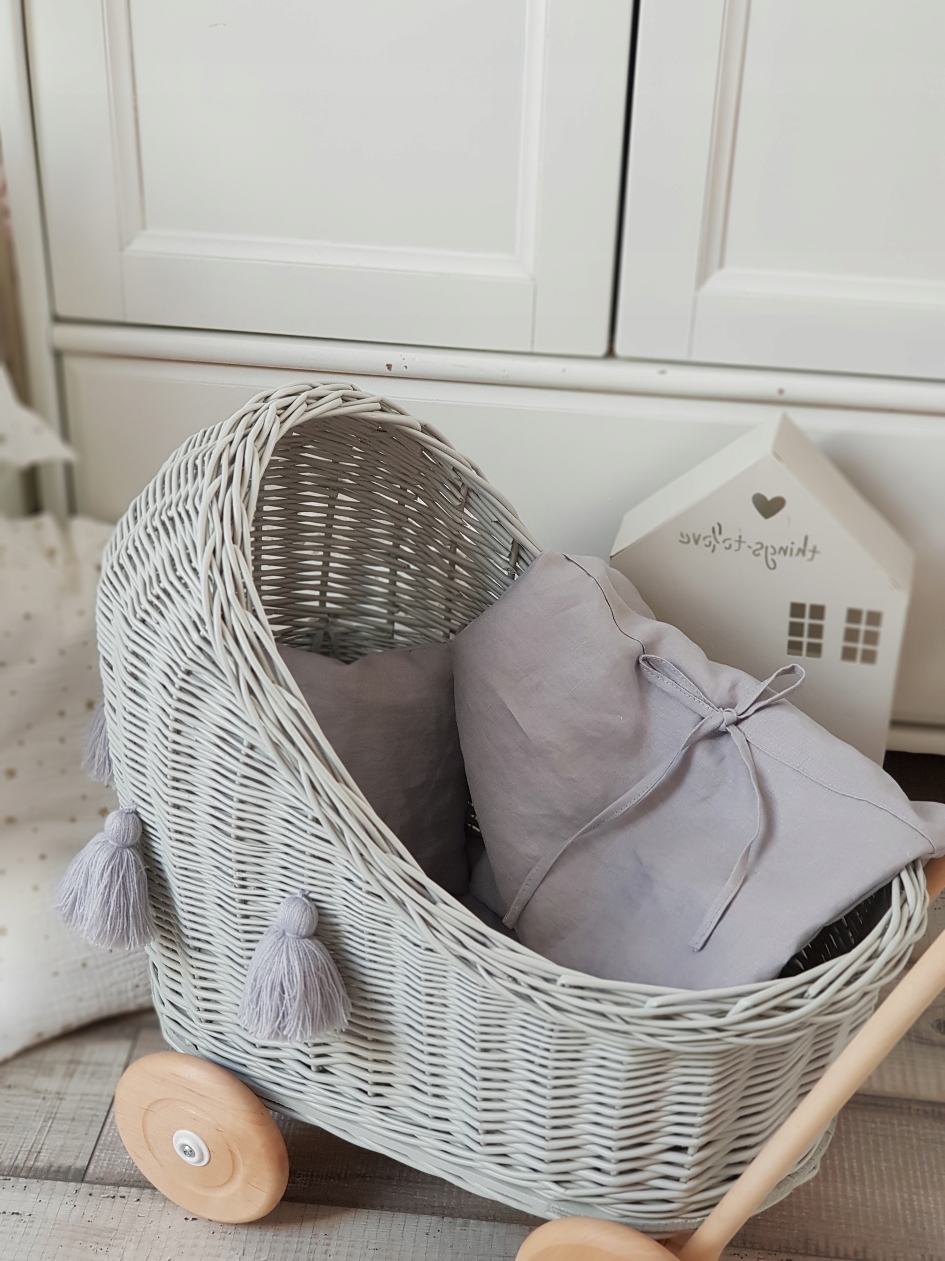 WÓZEK WIKLINOWY DLA LALEK JASNY SZARY POŚCIEL LEN Seria WÓZEK WIKLINOWY