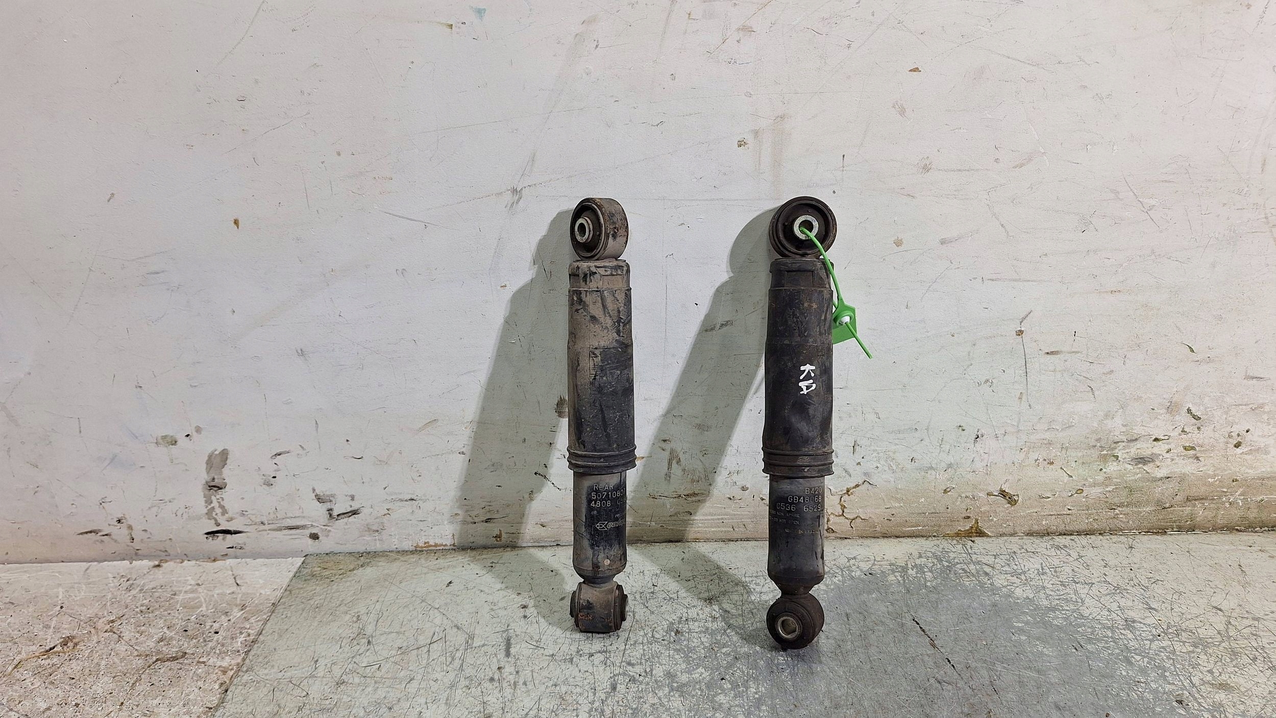 STOSSDÄMPFER RECHTS LINKS HECK KPL FORD KA MK2