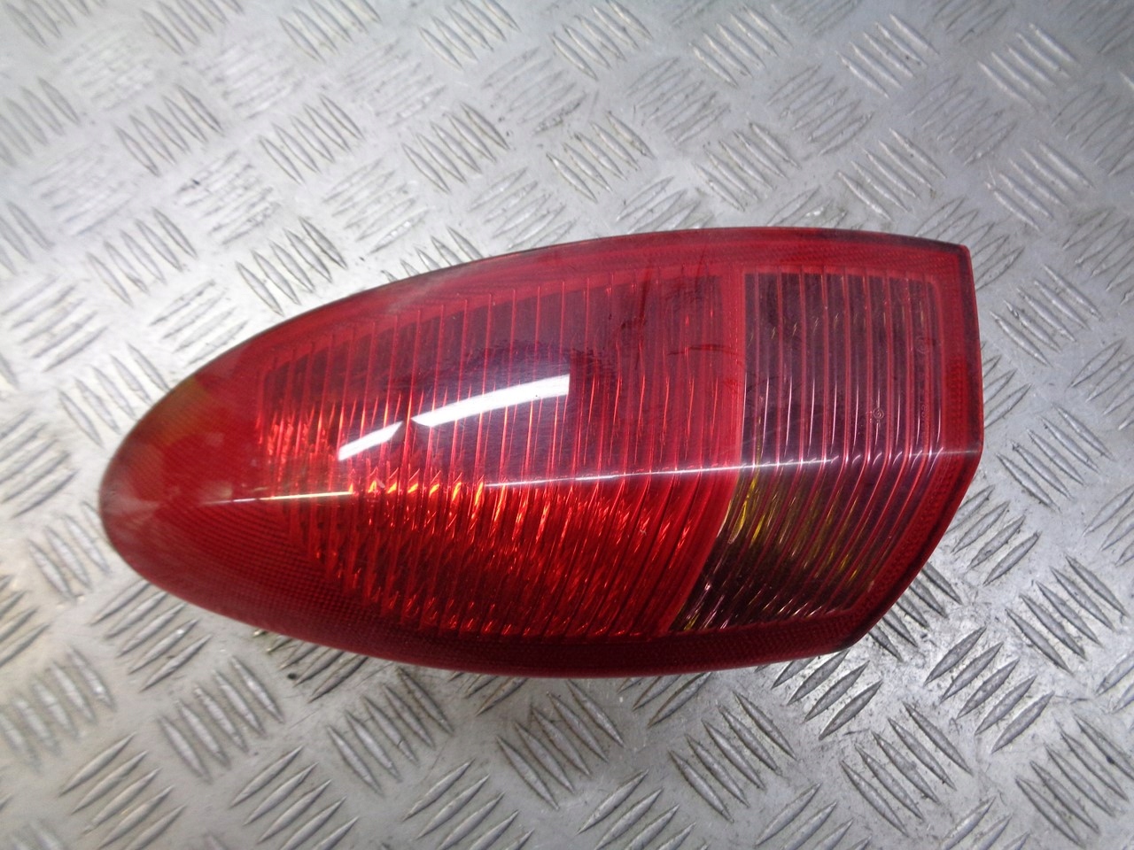 фонарь правый ALFA ROMEO 147 европа