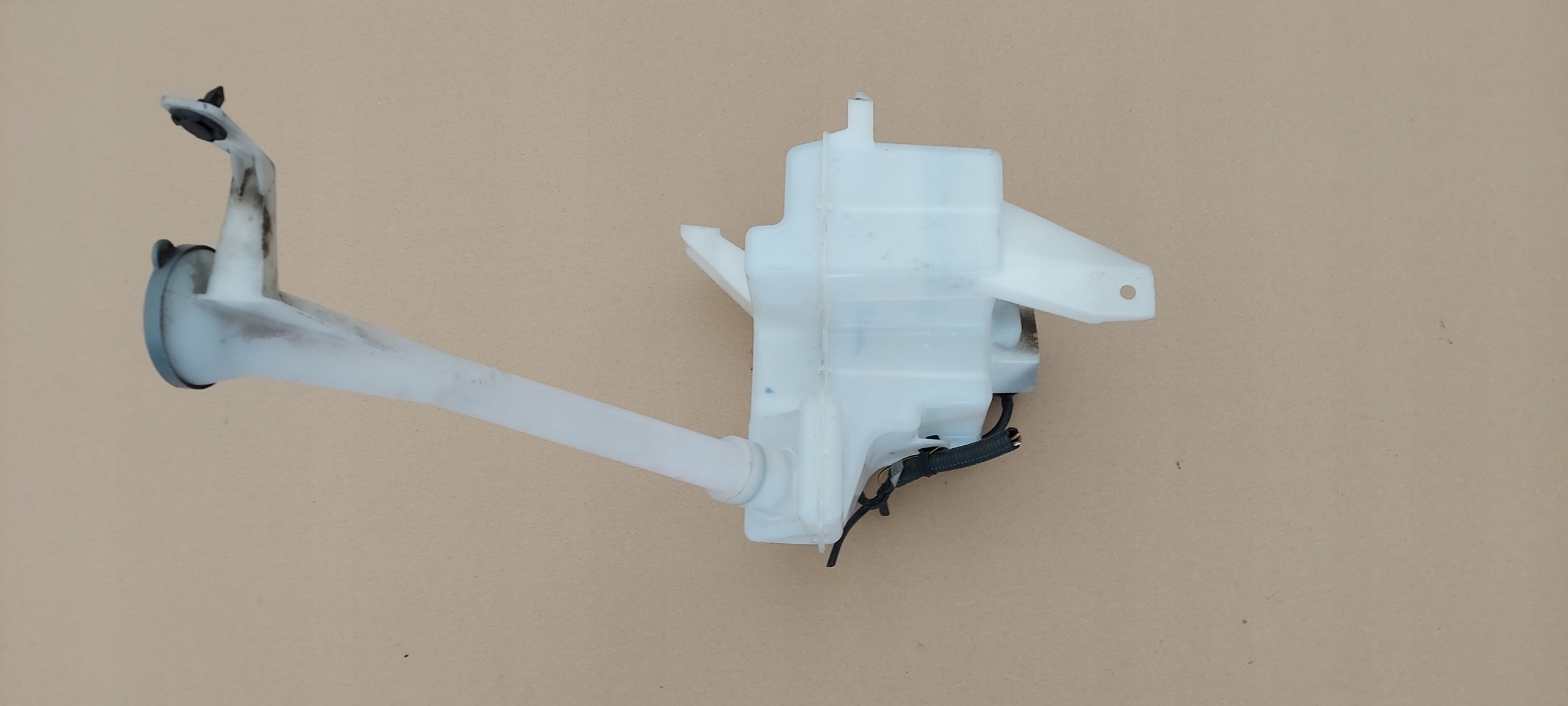 washer fluid tank NISSAN LEAF ZEO 10-17