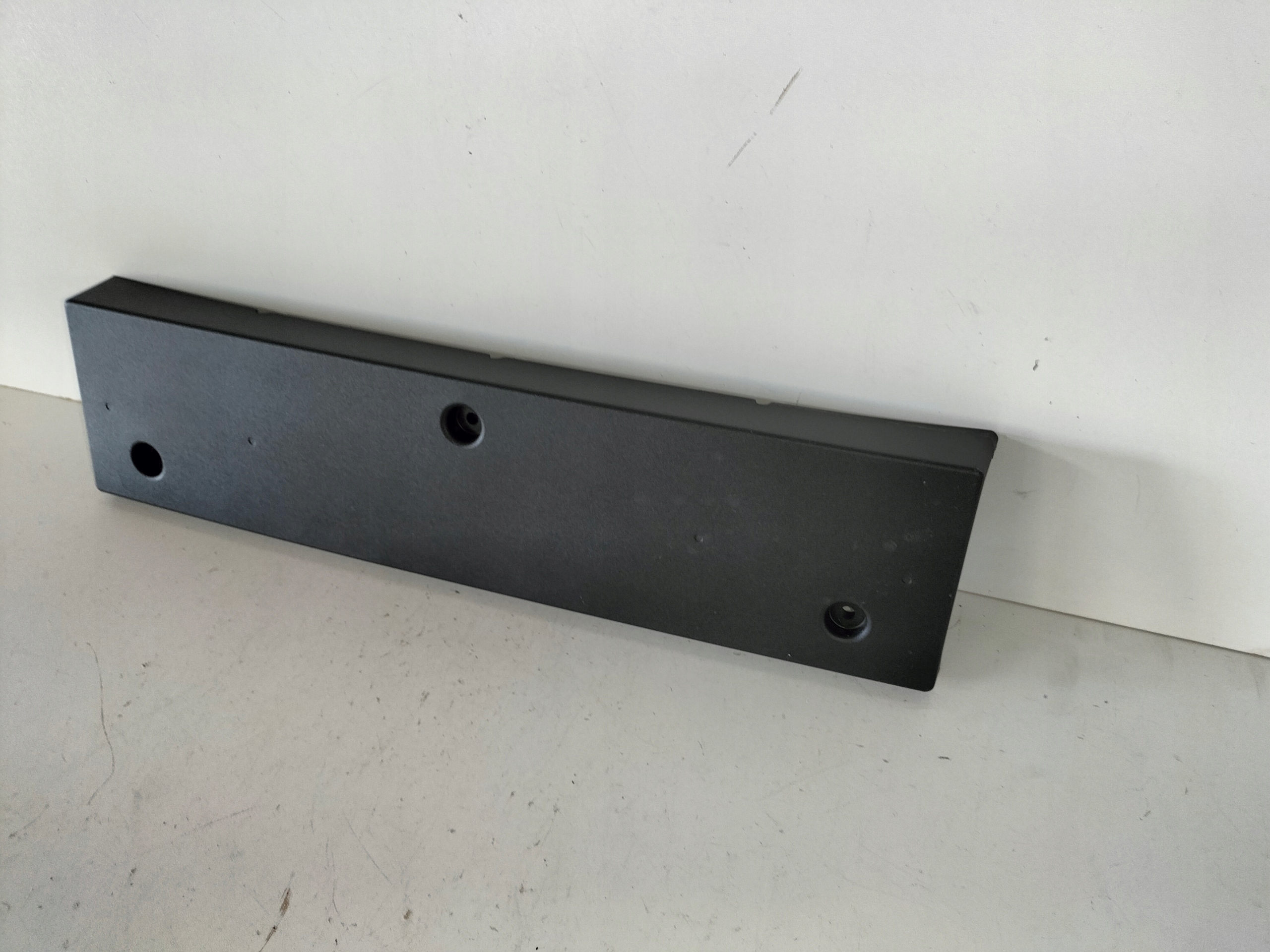 pad below tablice registration front KIA NIRO II 22