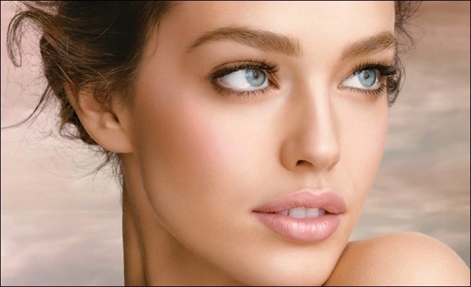 DOUGLAS KREMOWY RÓŻ DO POLICZKÓW W SZTYFCIE 4g Wykończenie matowe