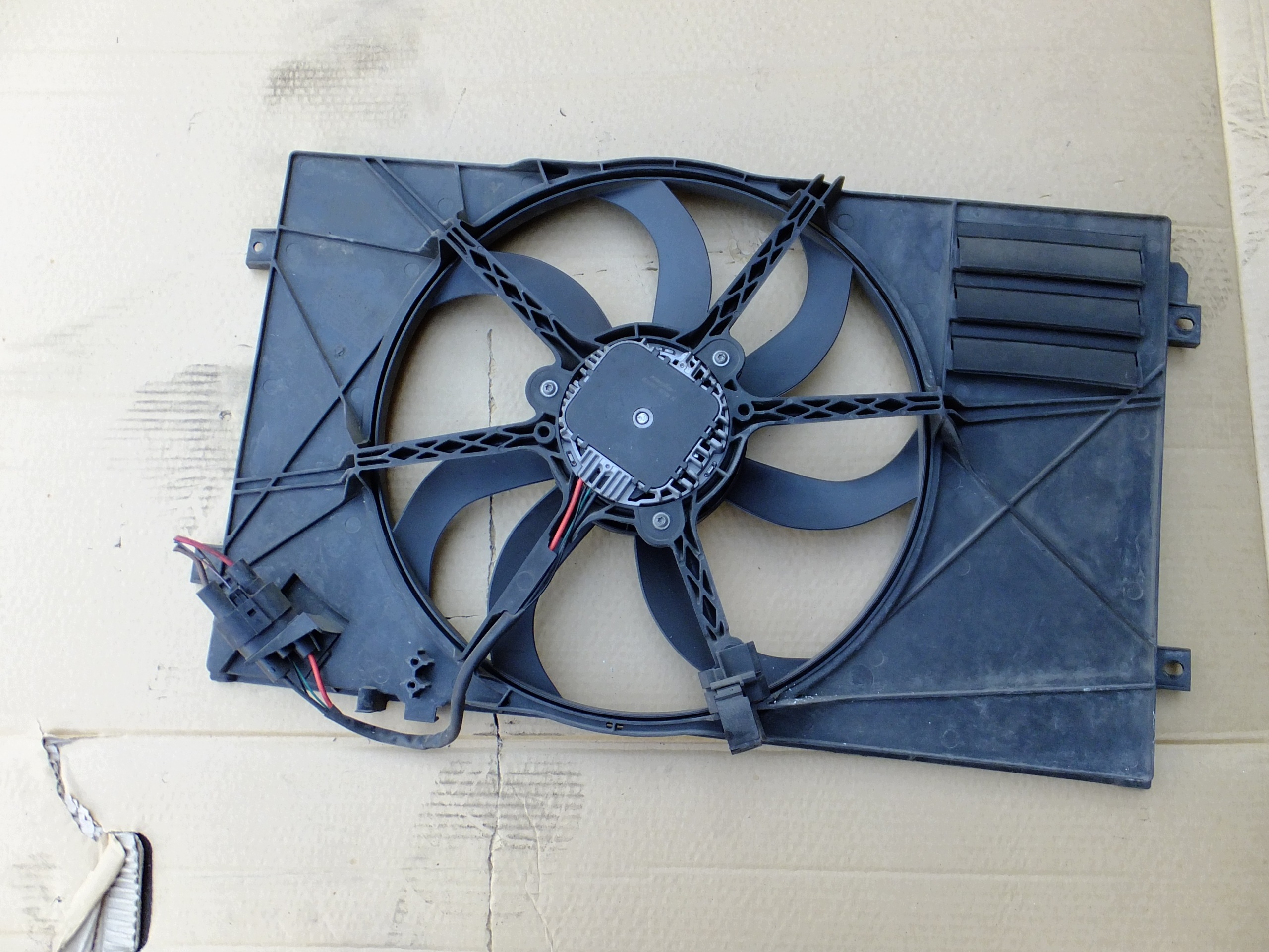ventilátor chladiče vw golf V 1,6 8v 2007r