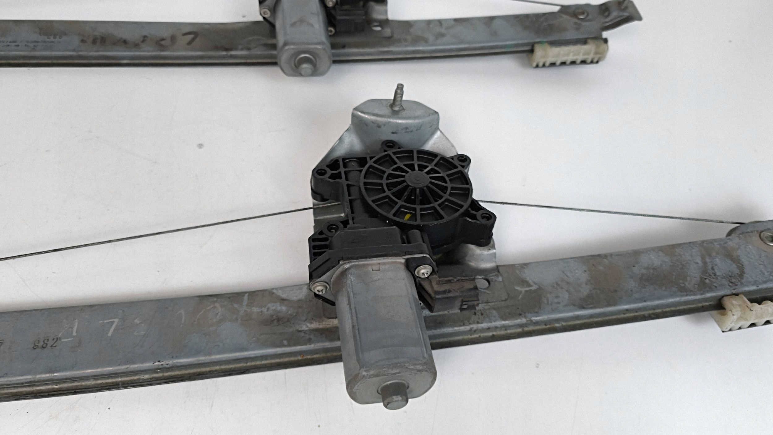 Vivaro B Trafic III window regulator door left front 807210974R