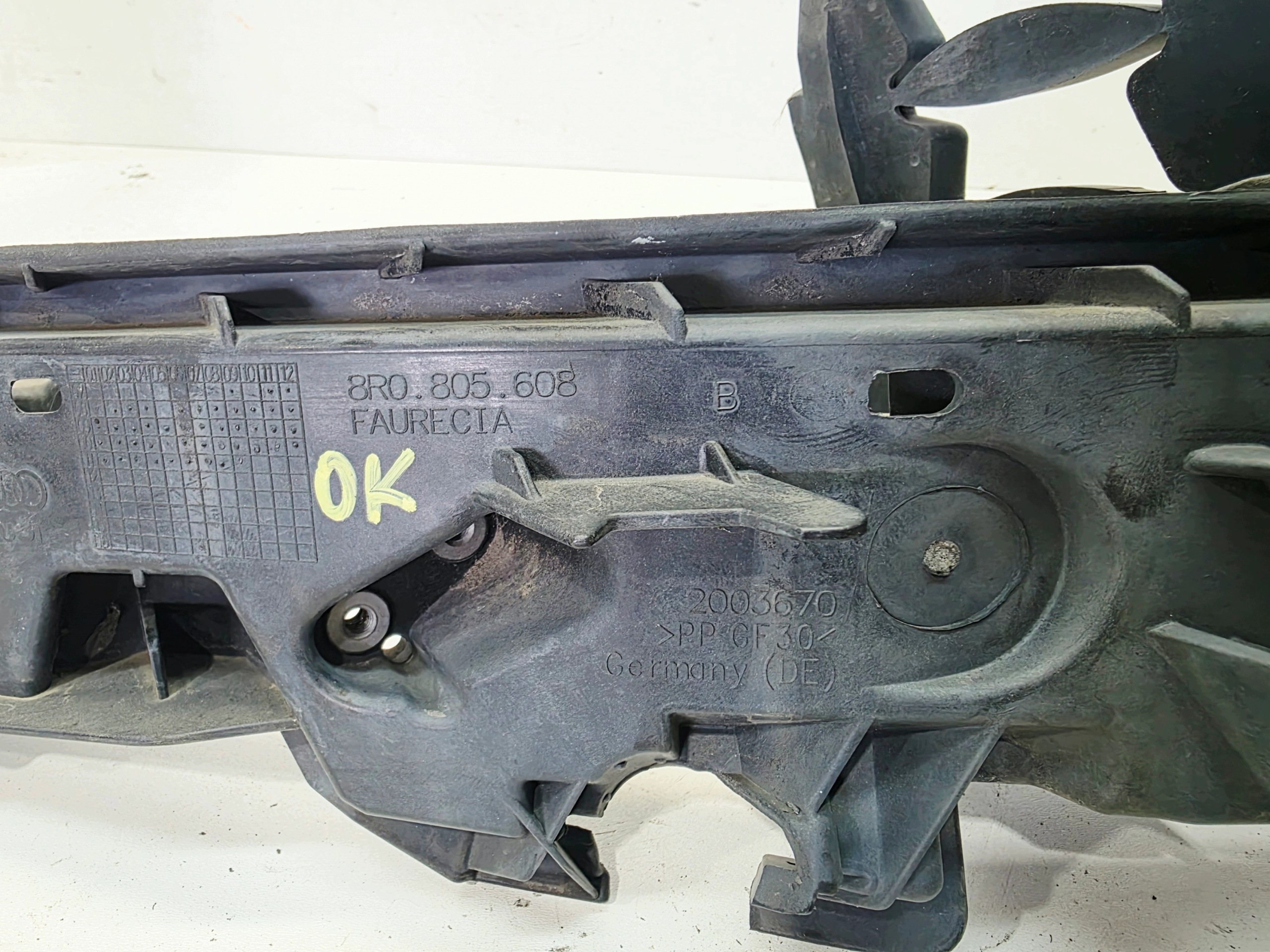 support holder REFLEKTORA right front AUDI Q5 8R LIFT 8R0805608B