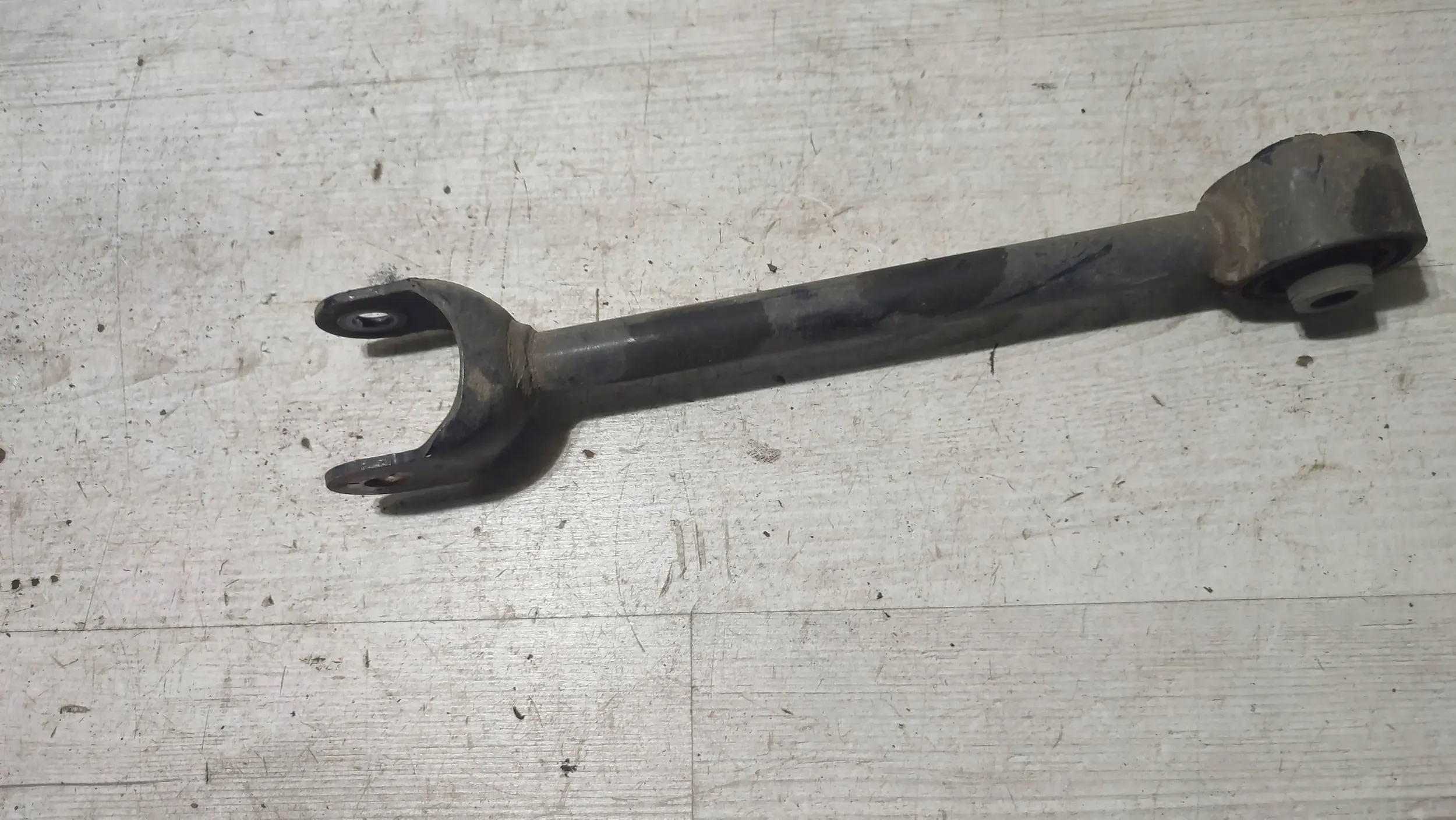 Toyota C-HR and 1.2 19r rear part side left arm
