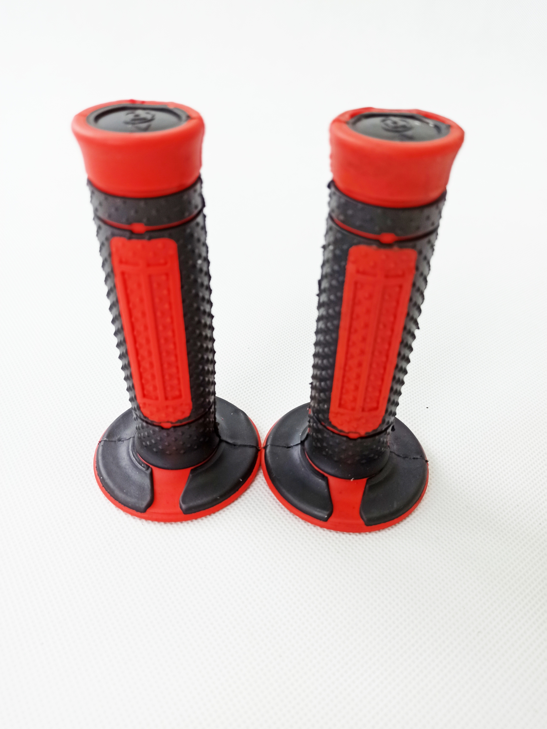 MANETKI DOMINO CZARNE CZERWONE GRIPY SUPERMOTO Producent inny