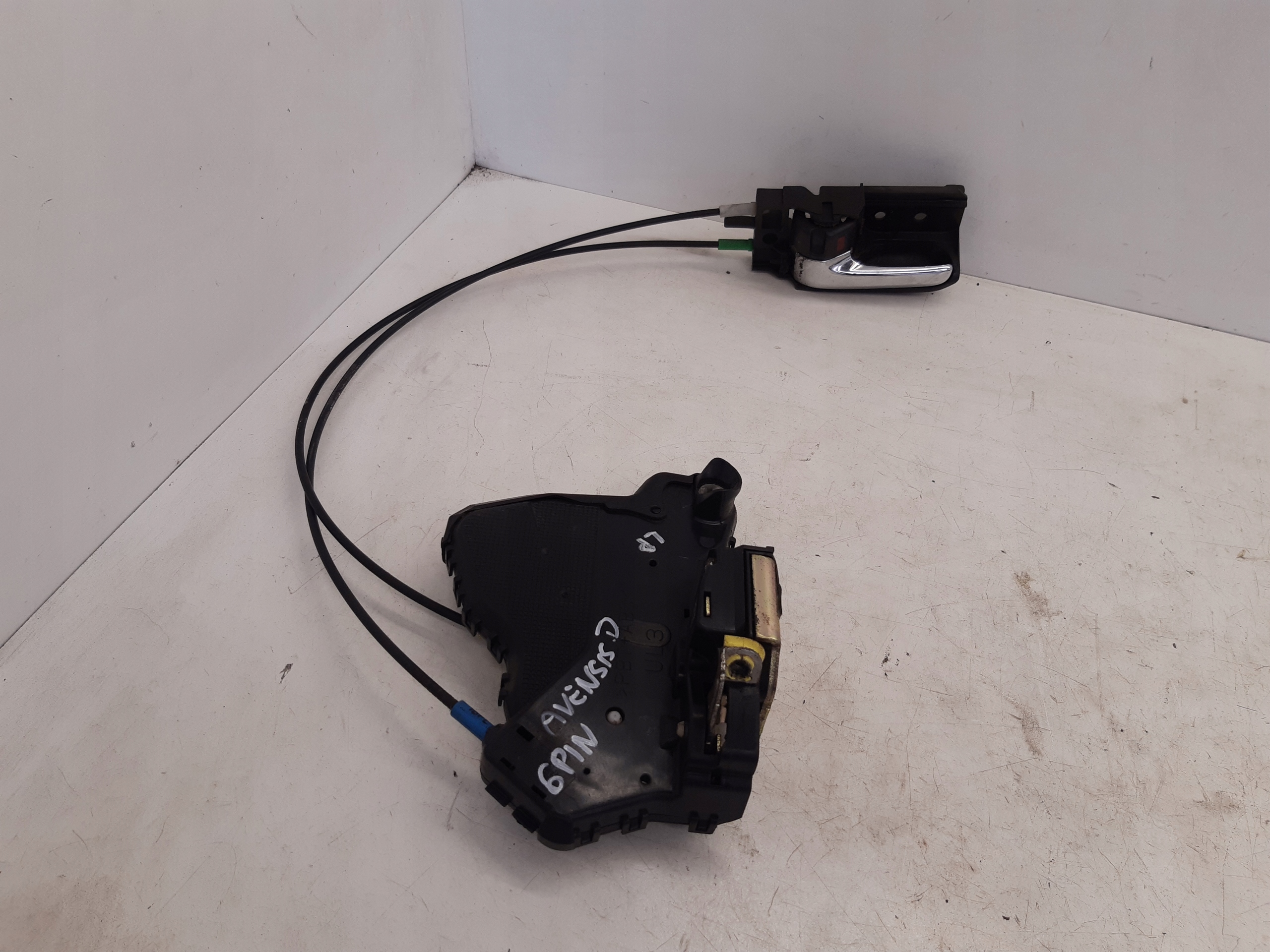 lock left front 2 PIN Toyota Avensis T25