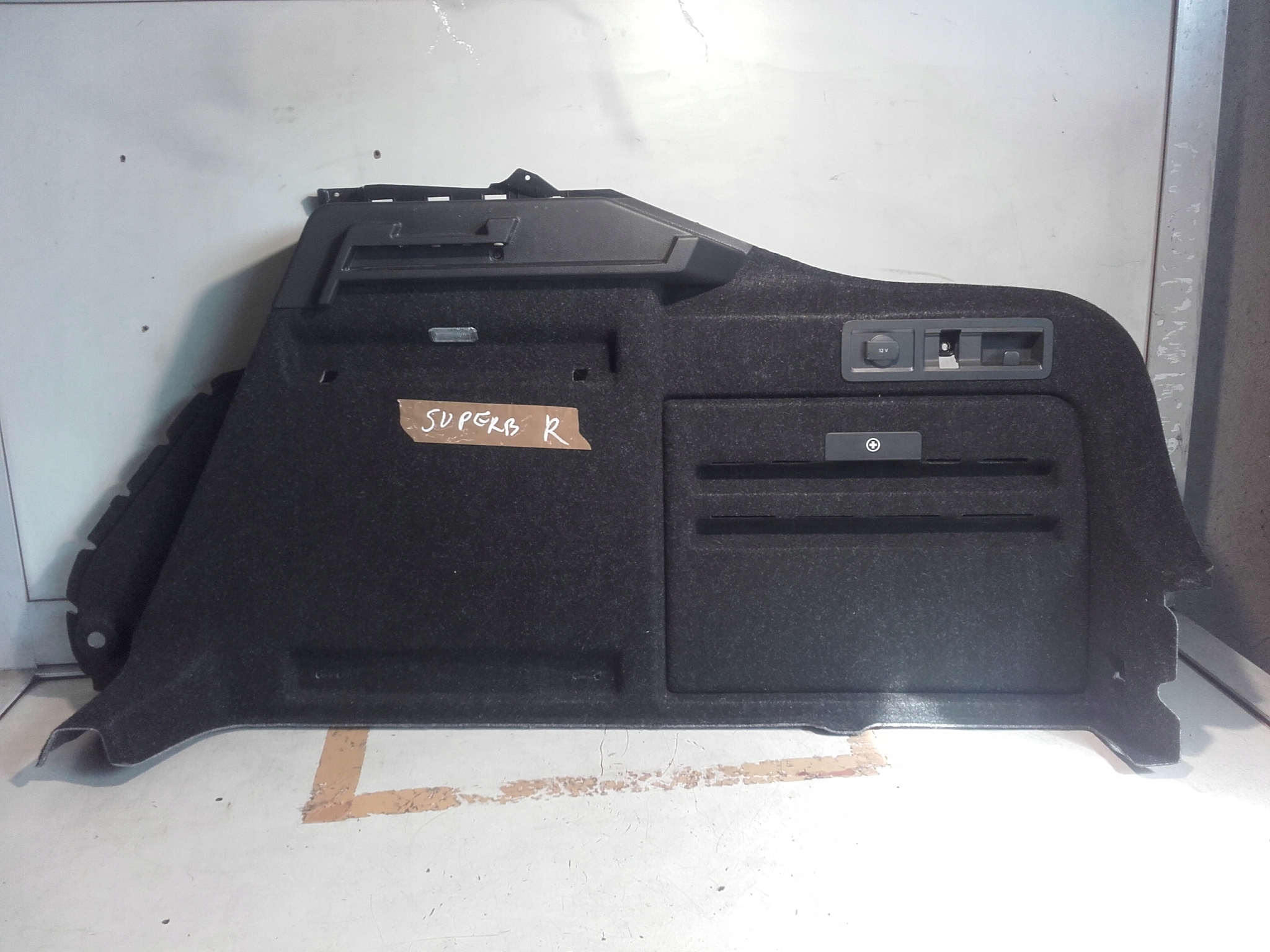 3V5867428AH - SKODA SUPERB III БЕКОН БАГАЖНИКА ПРАВИЙ