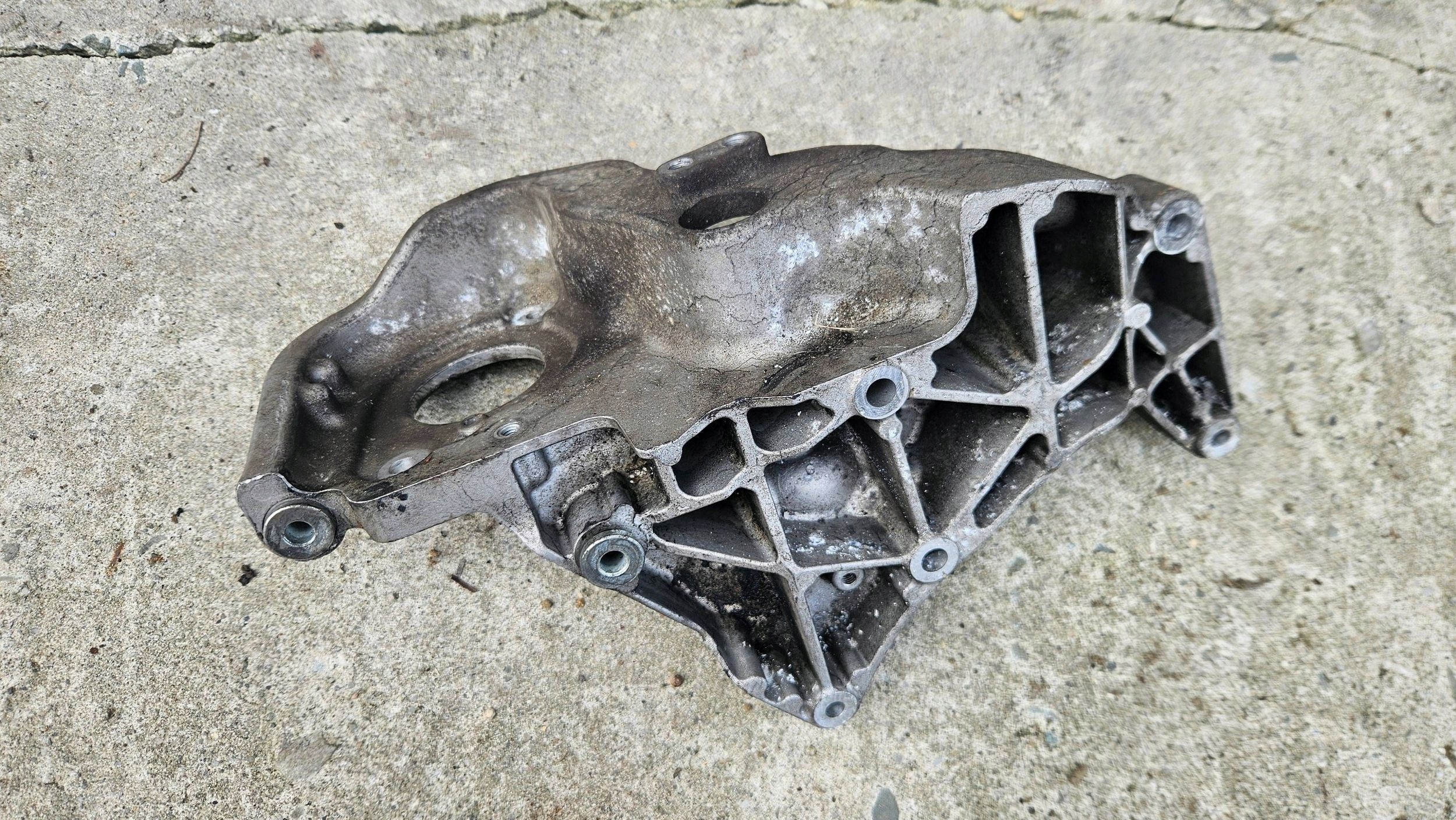 Volvo XC60 1 Lift 2.0D staffa supporto alternatore 31401103