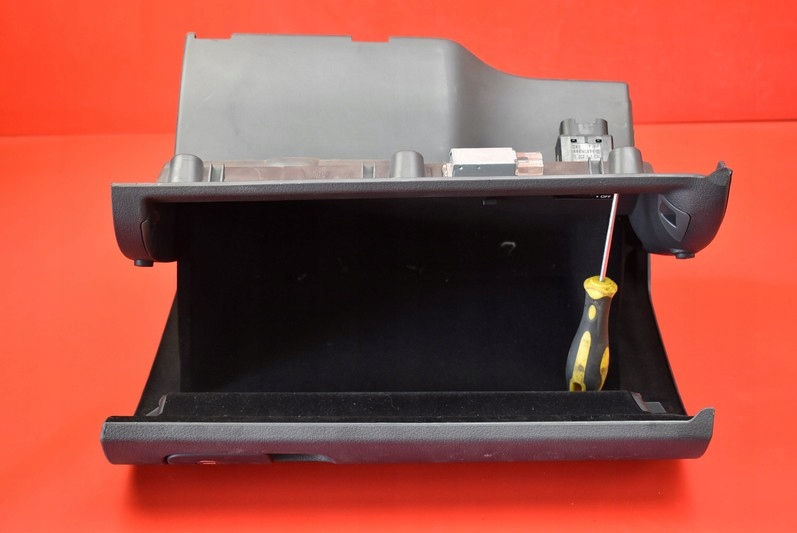 бардачок пассажира европа 5M1857097 vw Golf 5 V PLUS 05-14