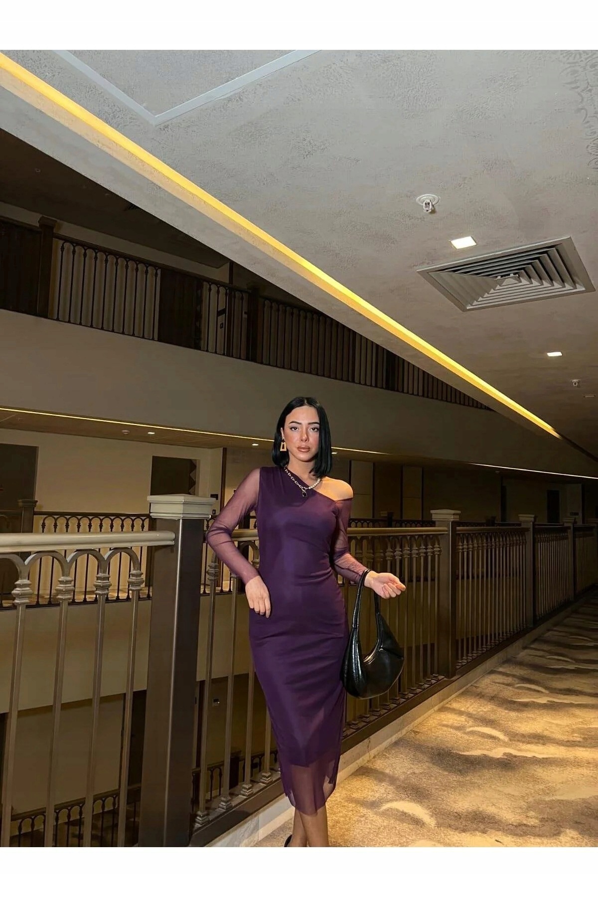 Elegantní Šaty MIDI Se Síťovaným Rukávem Asymetrický Výstřih 5IA