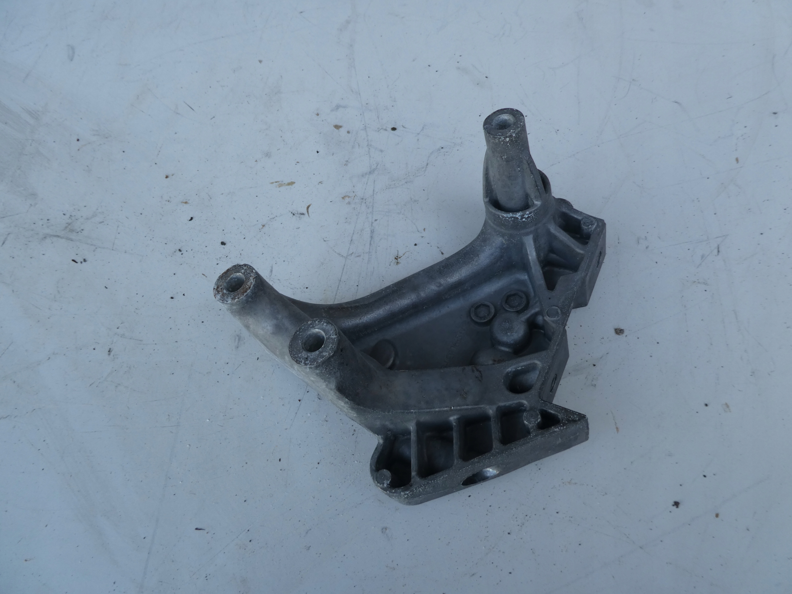VW PASSAT 2.0 TDI engine mount 04L199207