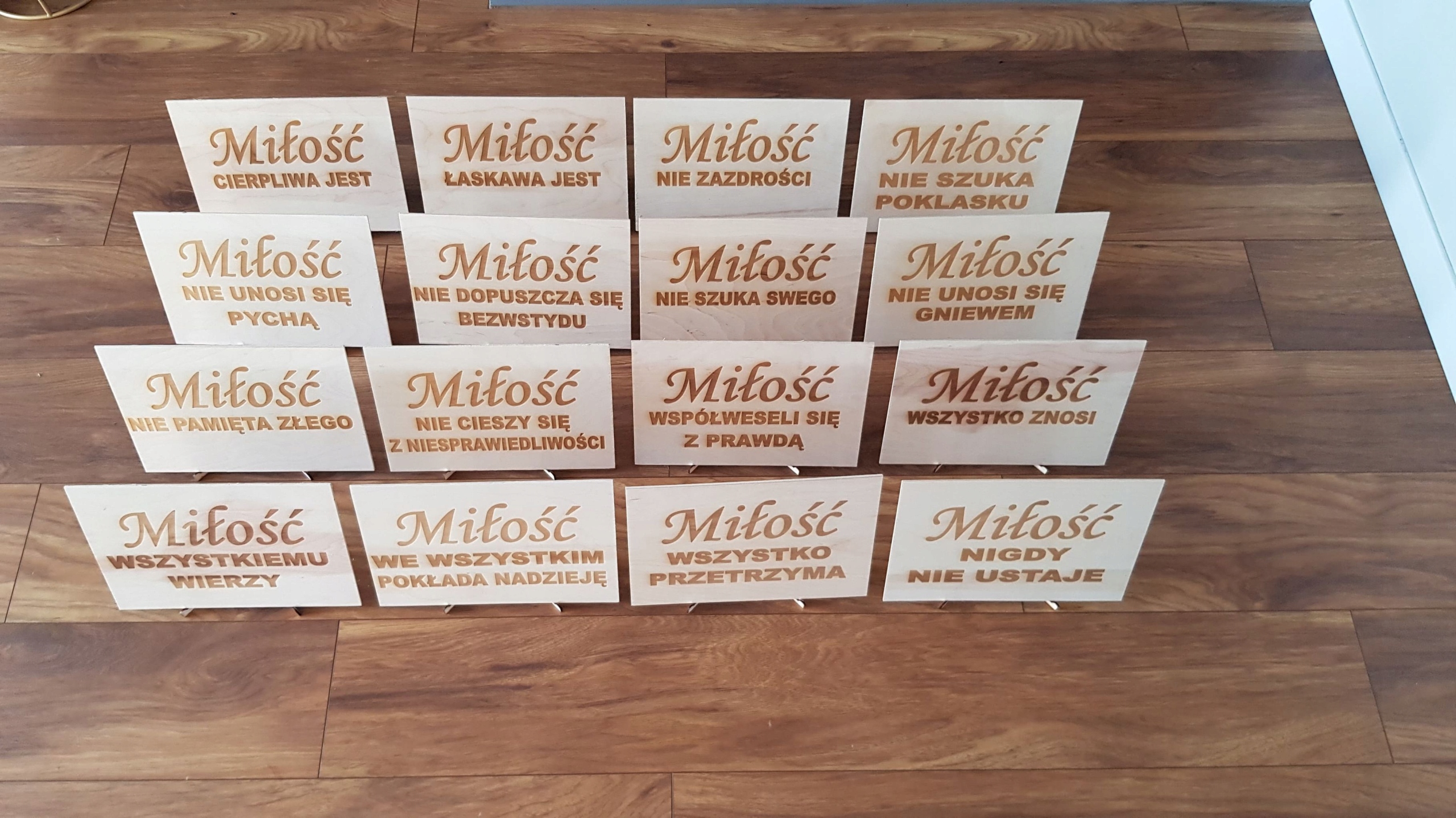 TABLICZKI HYMN O MIŁOŚCI 20X30CM 16 SZTUK DREWNO Wysokość produktu 20 cm