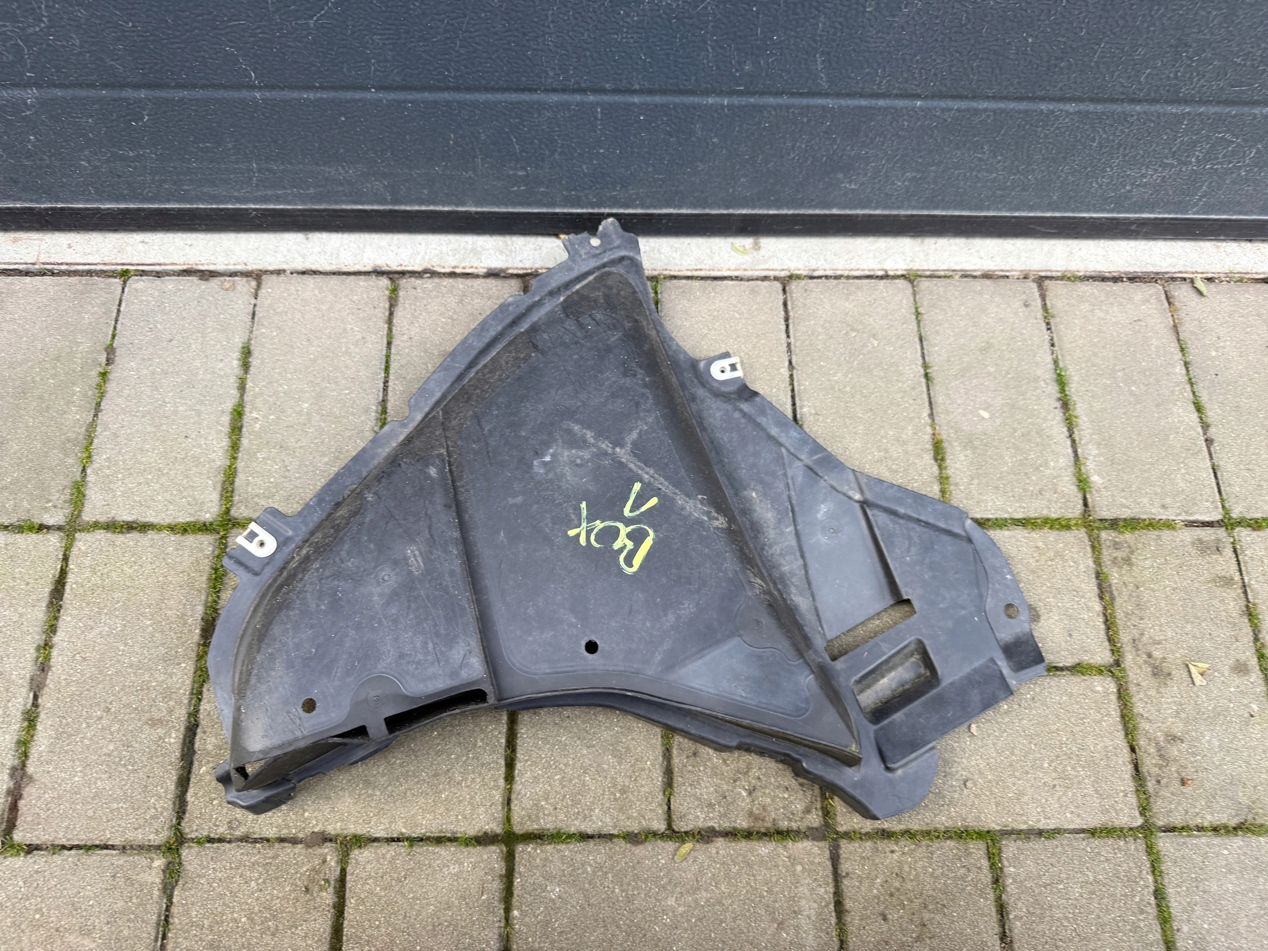 BMW G30 G31 Radschale dolne trojkat 8060032