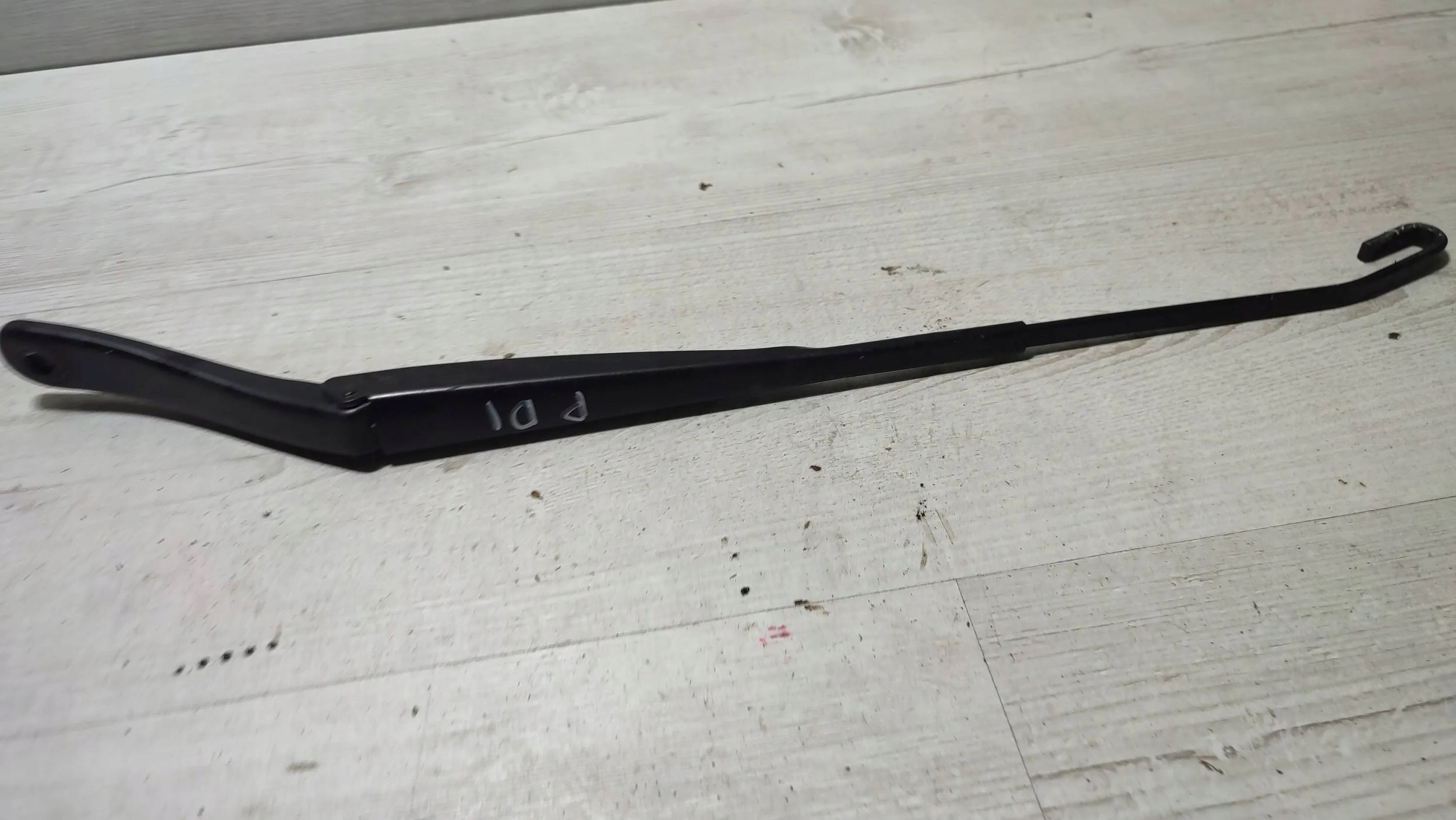 Dacia Duster and 16r 1.6b right side wiper arm