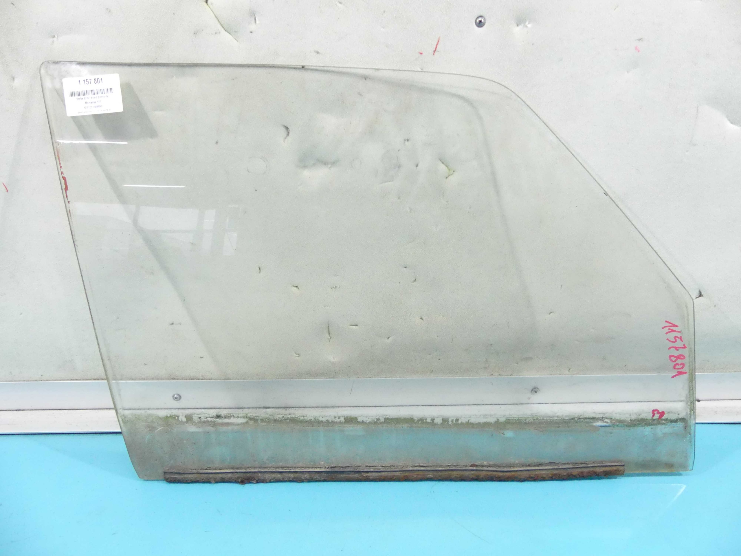 Скло передньої правої двері MERCEDES W123 седан