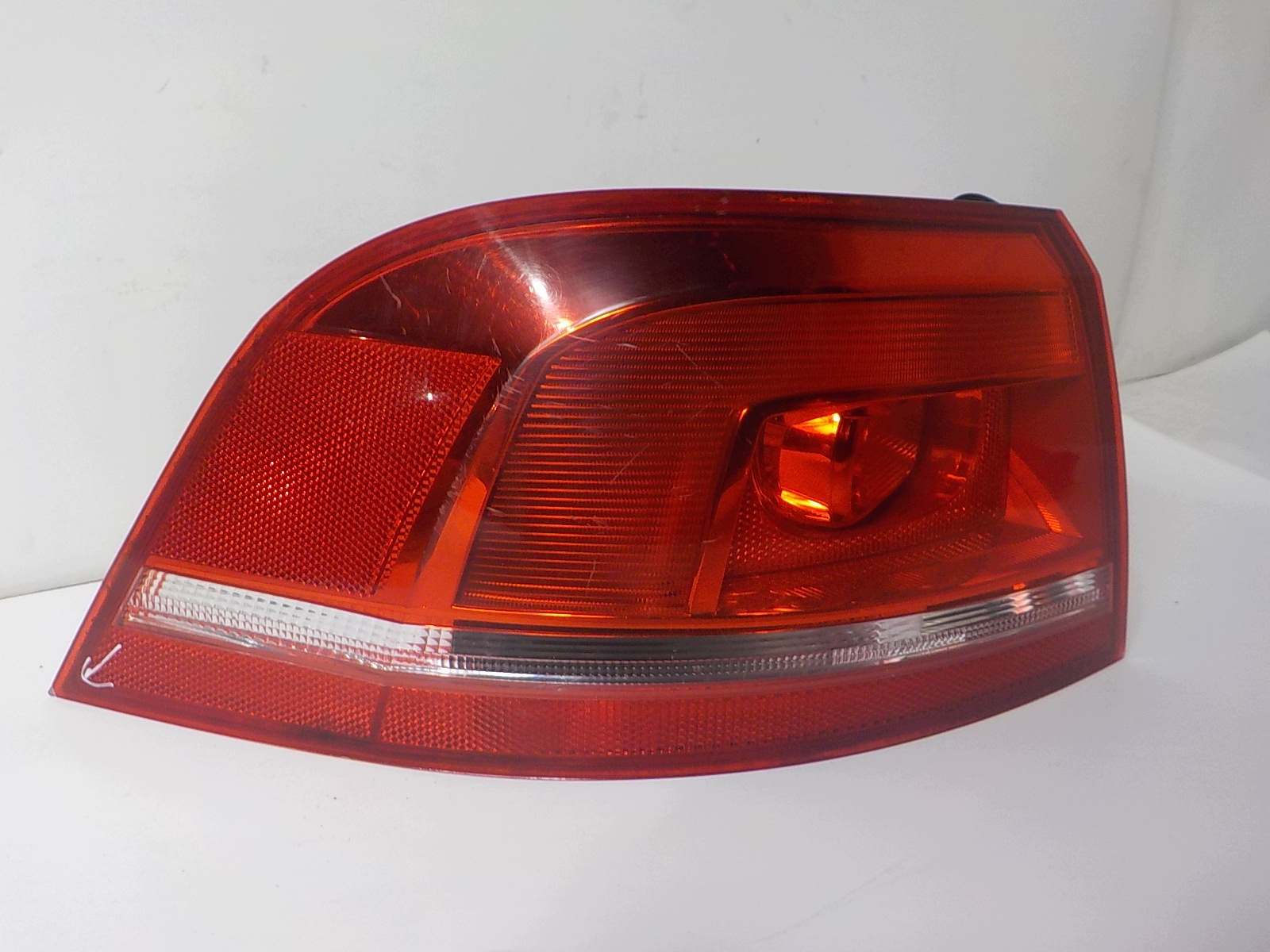 VOLKSWAGEN PASSAT B7 KOMBI light left rear left rear part 3AF945095E