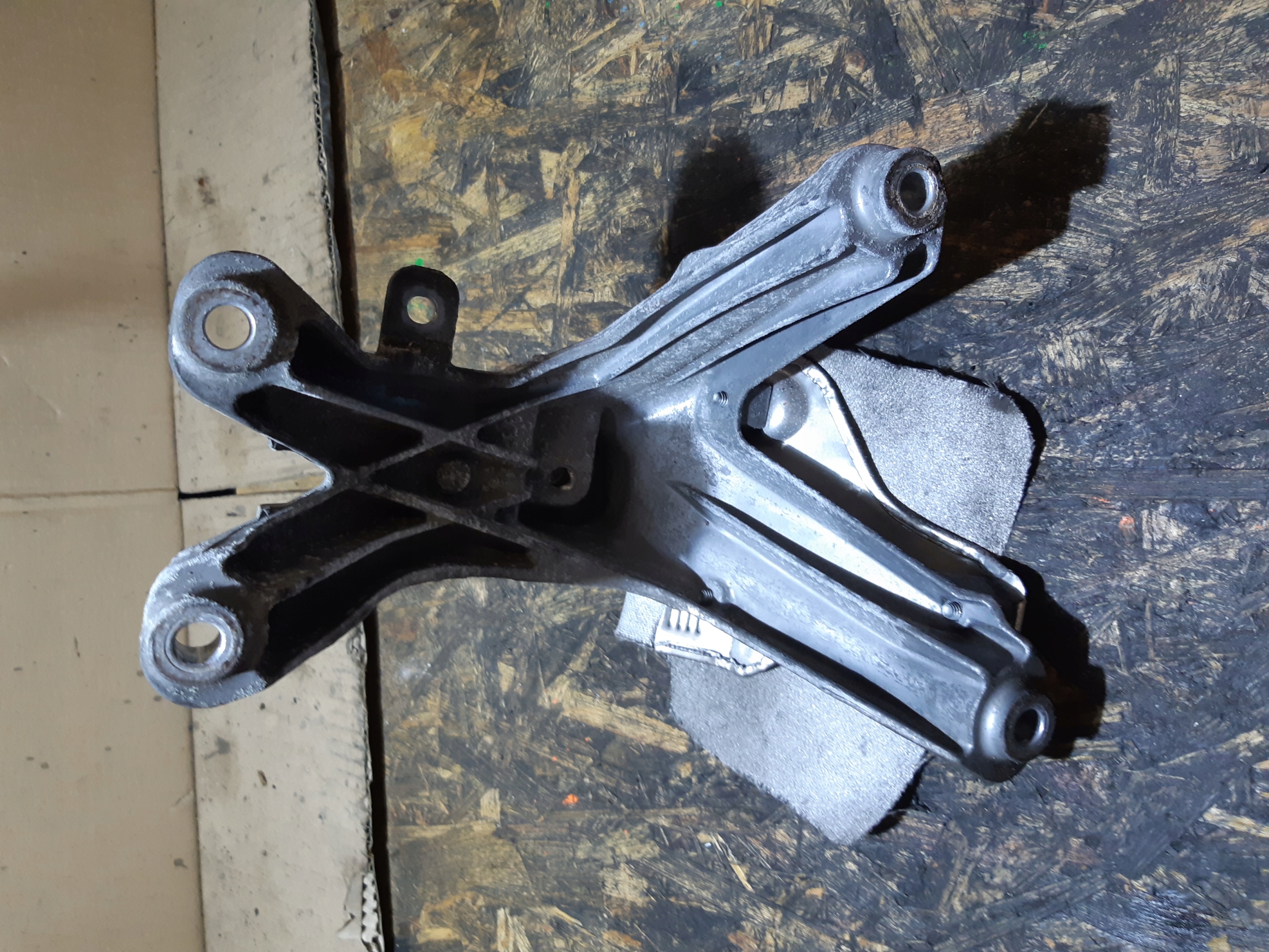 AUDI A6 C7 A4 A5 2.0 TDI holder holder engine mount 8K0199308EE