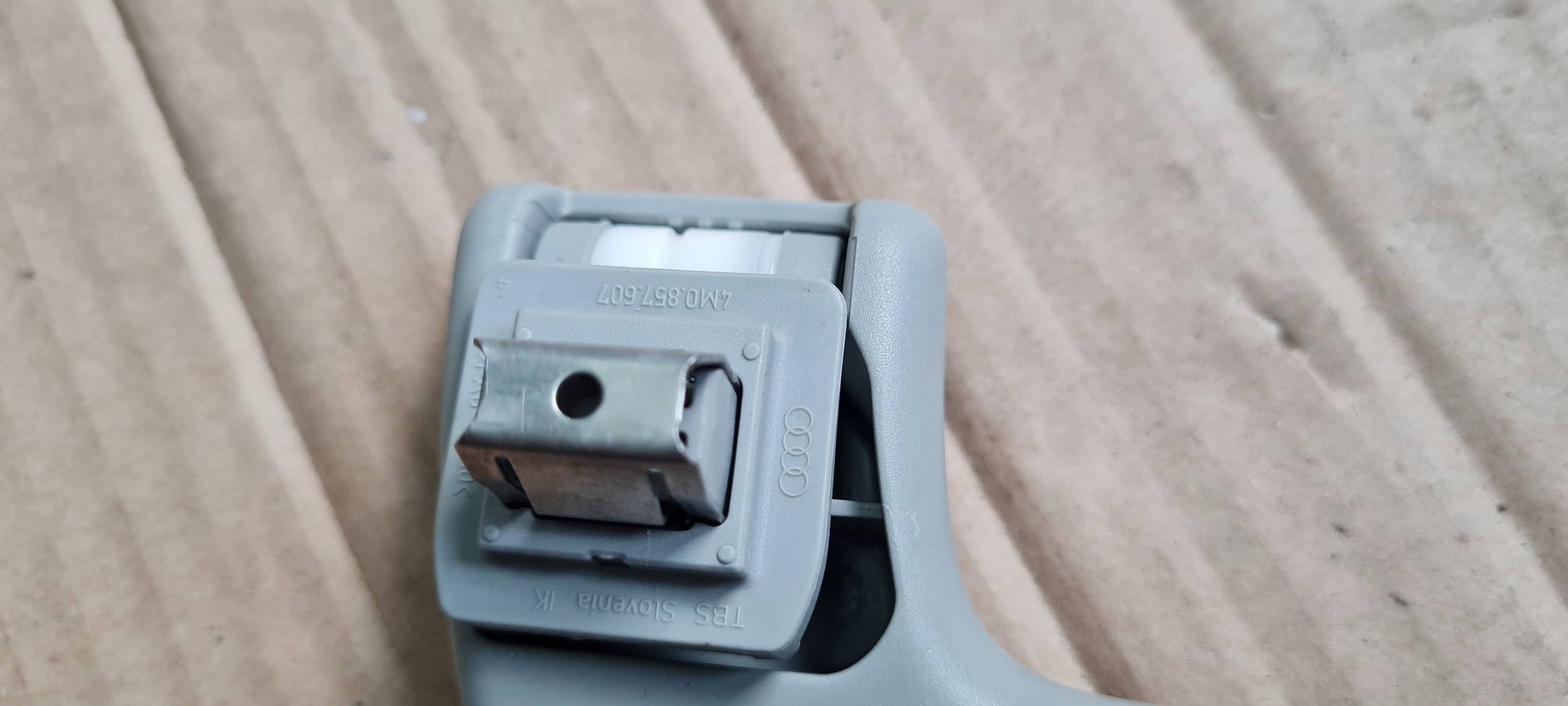 A4 B9 8W handle bracket of the roof left right front 4M0857607 A5 8W