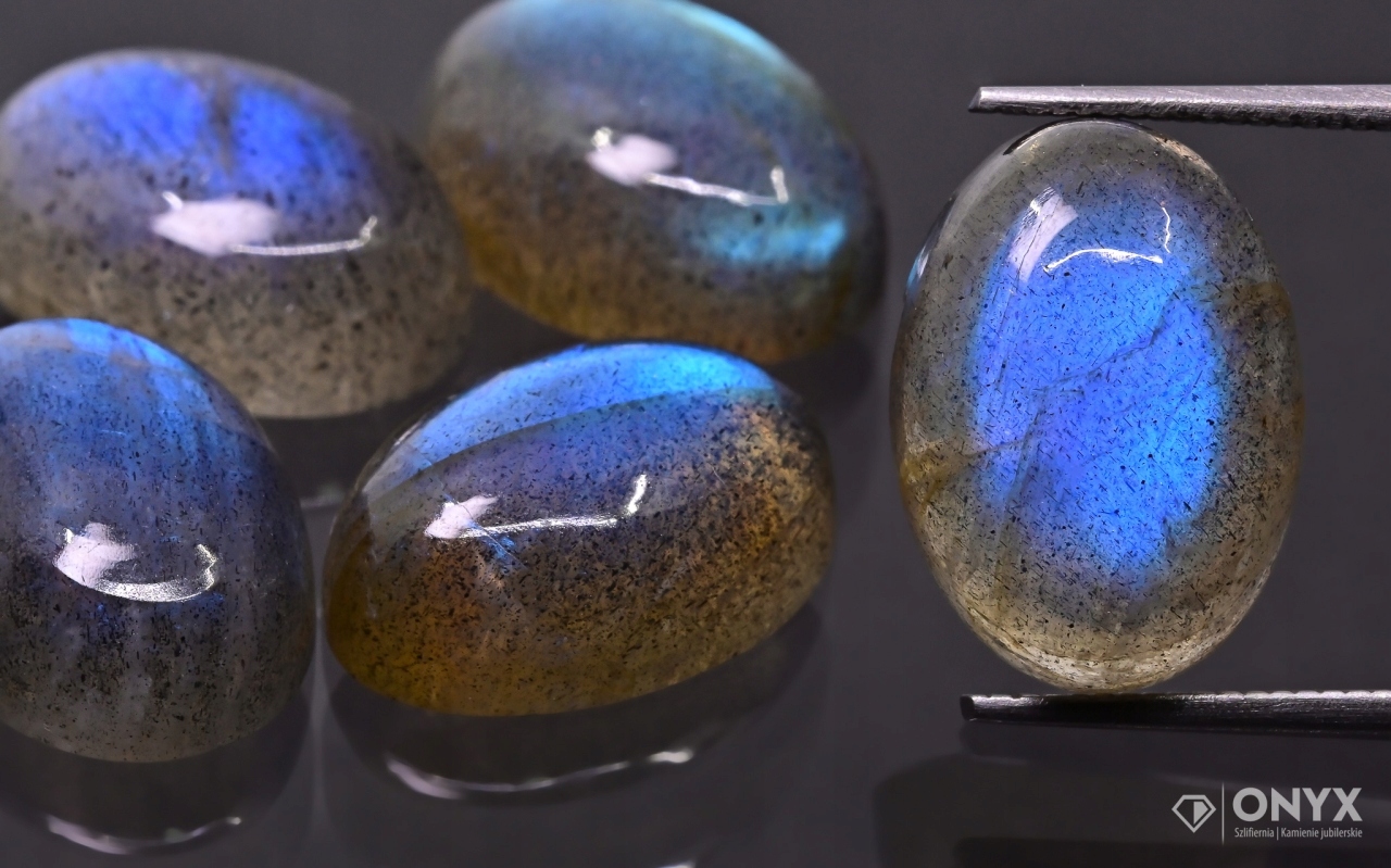 Labradorit A kabošon ovál 14x10 mm