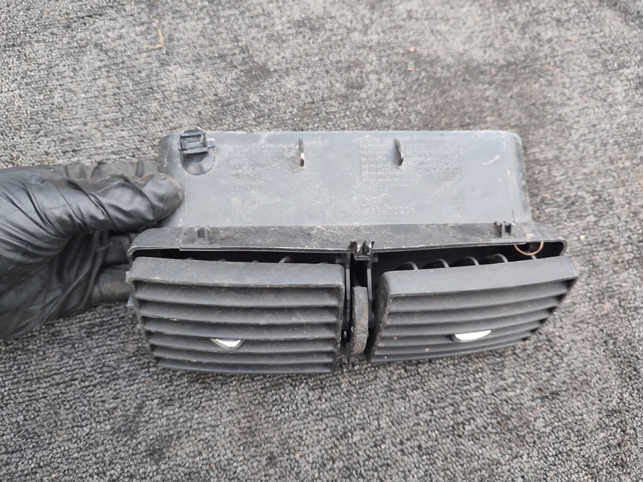 grid air conditioning devices the centre PEUGEOT 307 9634511177