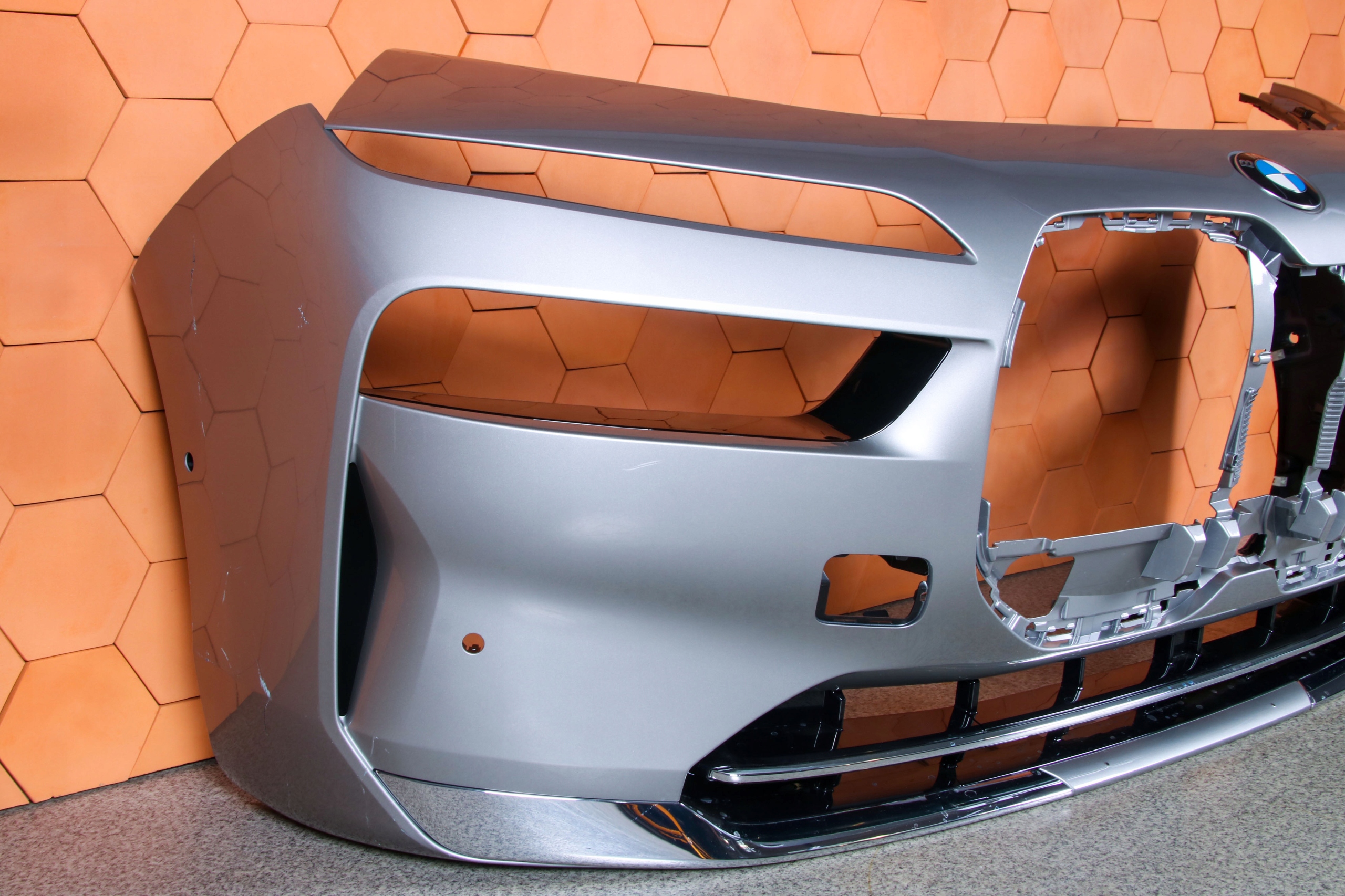 BMW 7 G70 i7 nárazník předek přední barva C67
