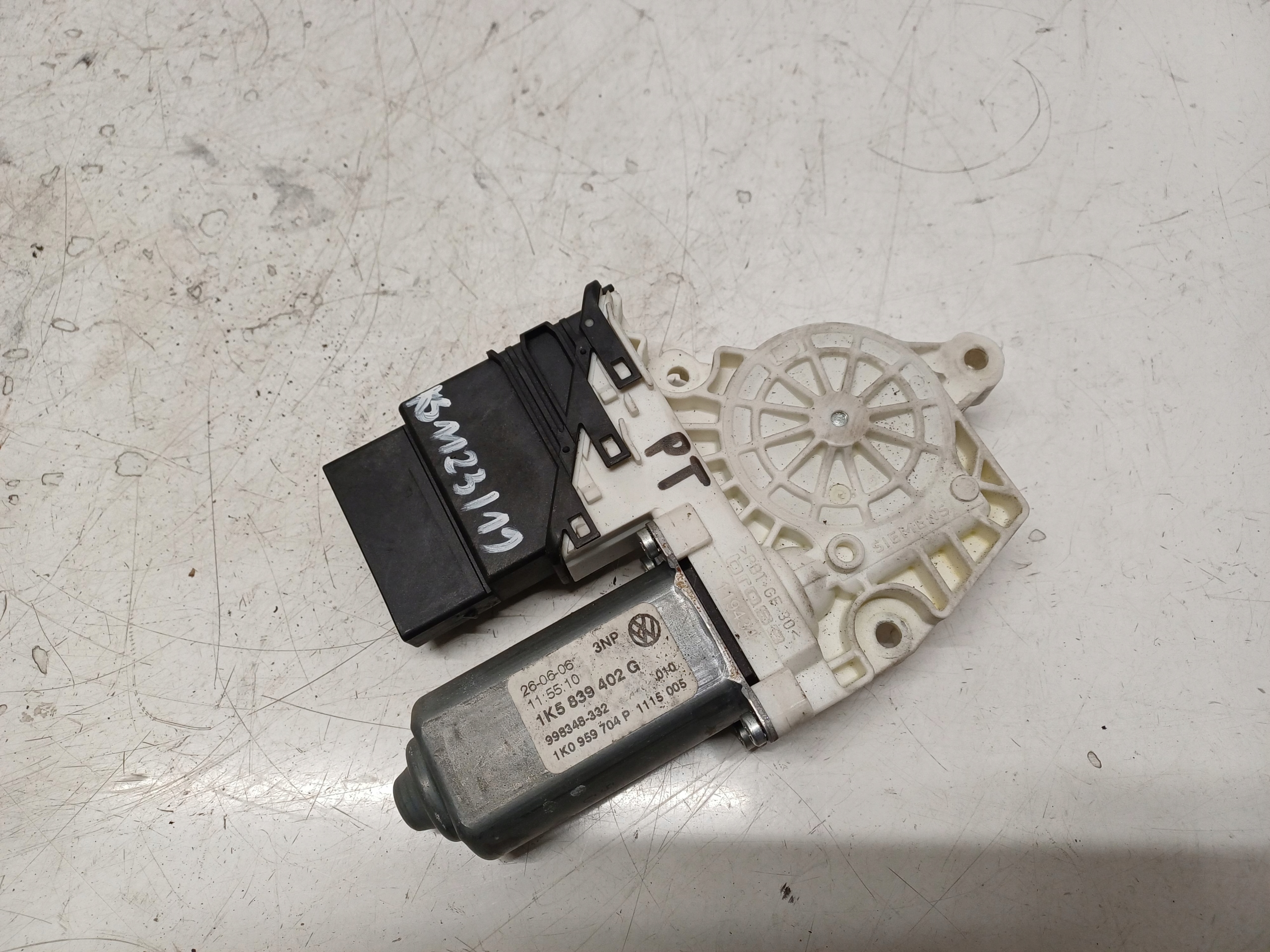 VW GOLF V 5 SILNICZEK SZYBY PRAWY TYŁ 1K5839402G