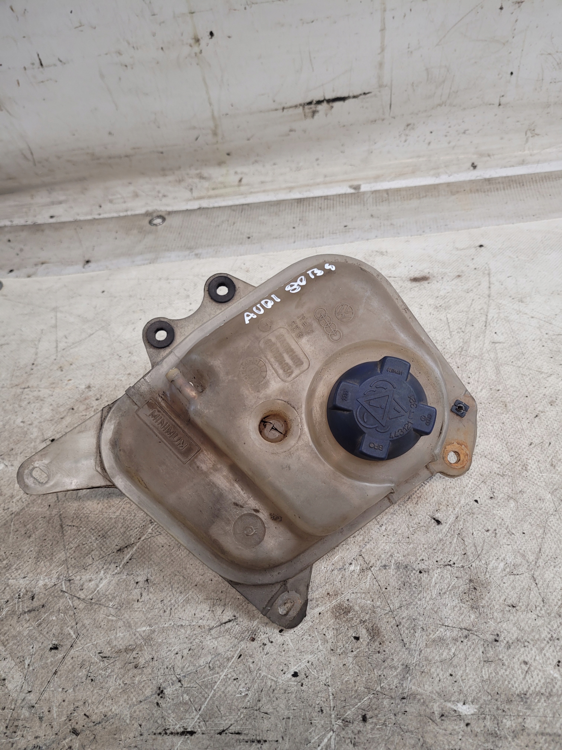 Scheibenwaschbehälter OE 8A0121403A AUDI 80 B3