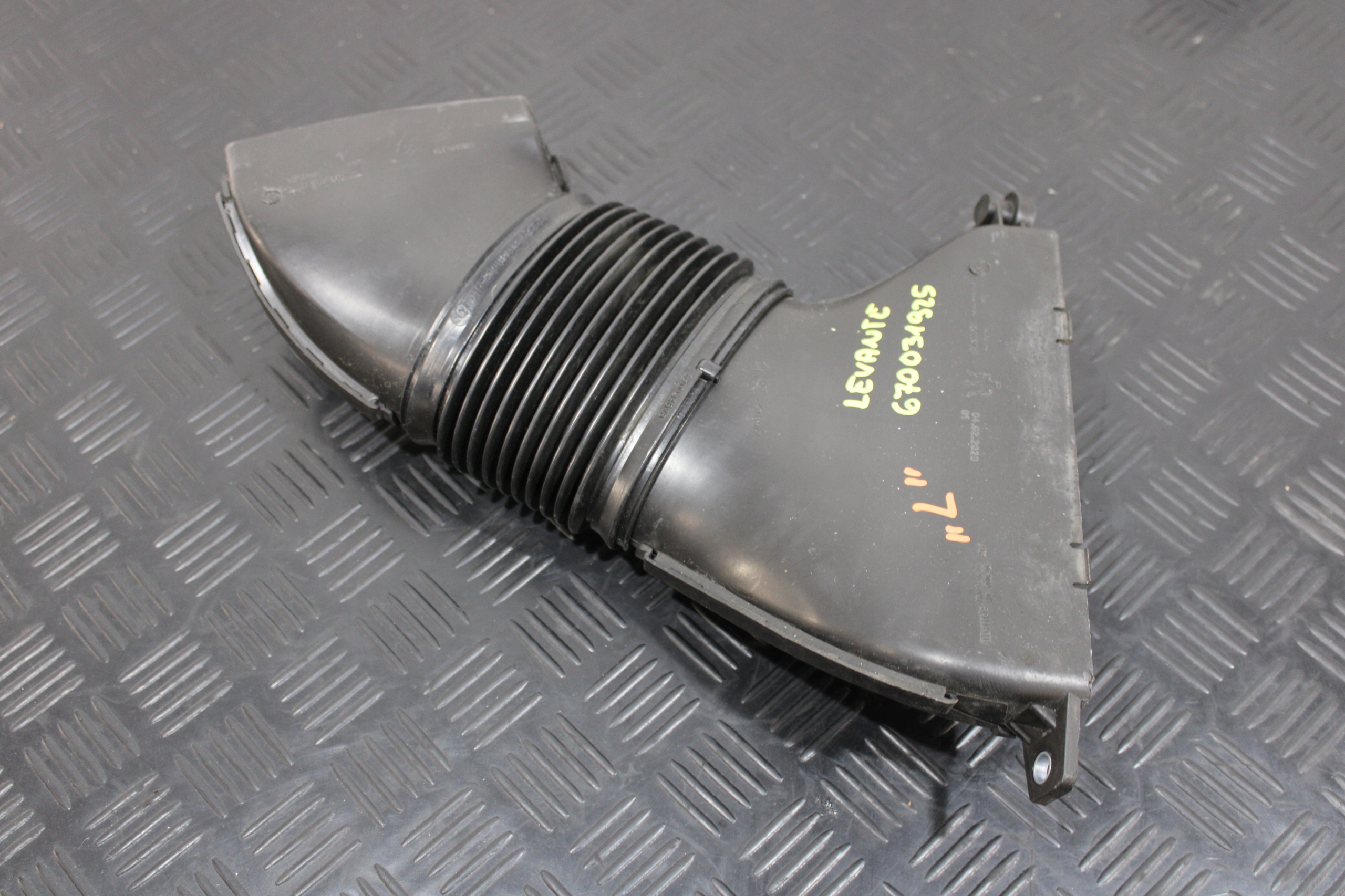 pipe intake air left 670031925 MASERATI LEVANTE M161