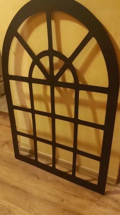 zrkadlové okno v tvare okna, kovový rám